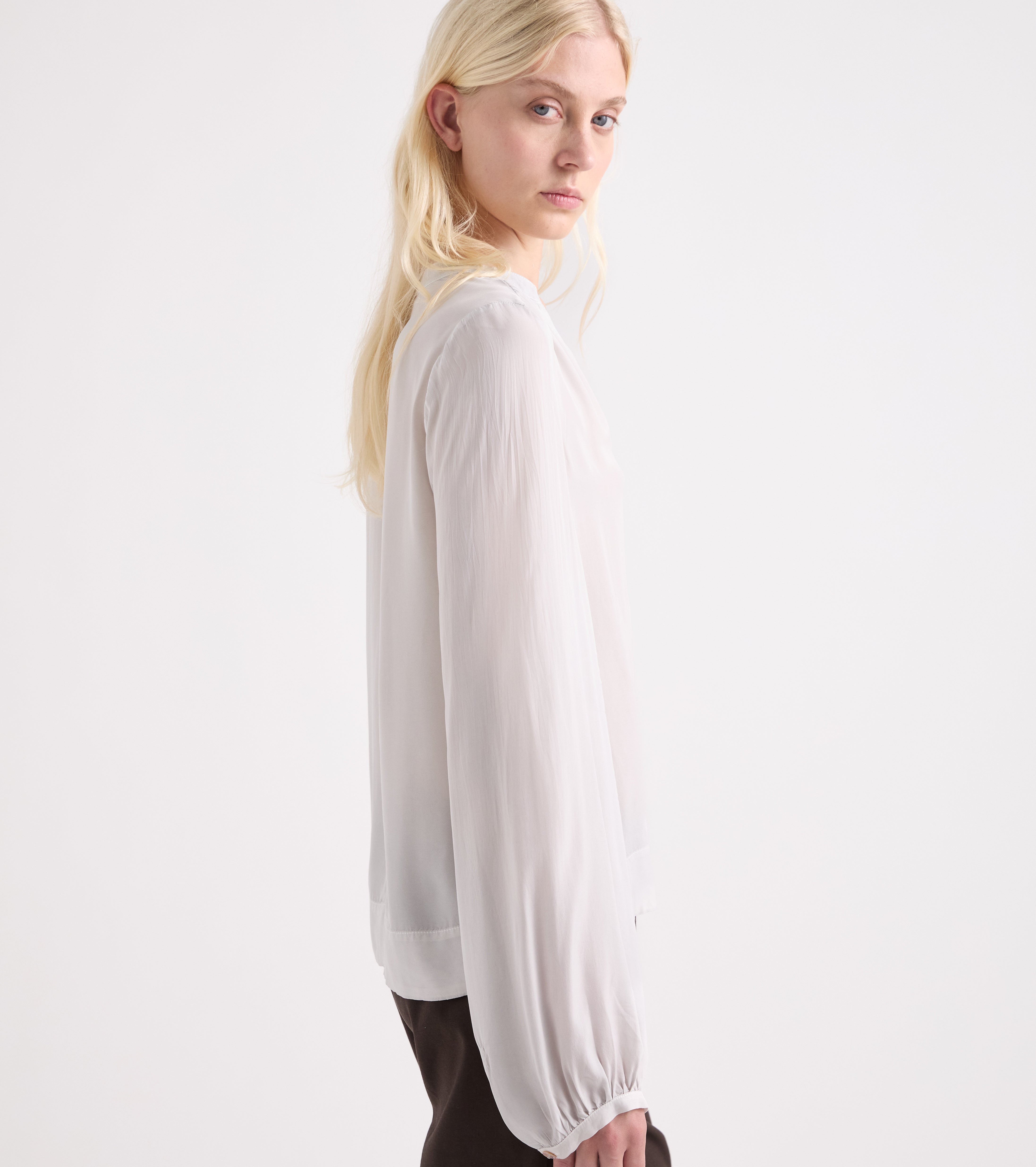 Blusa de viscosa con cuello en V con estampado de mármol