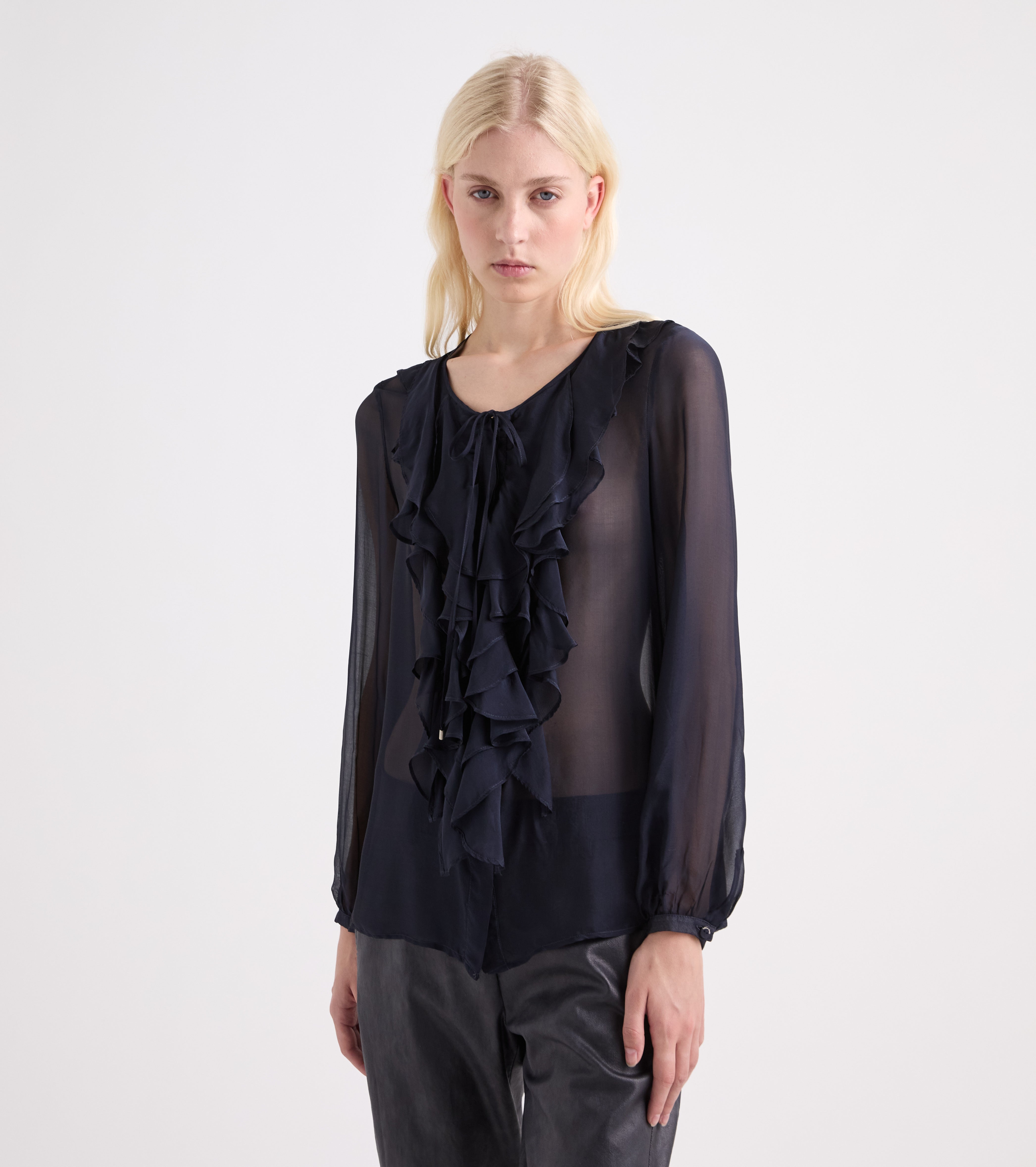 Blusa con volantes y mangas largas de terciopelo azul