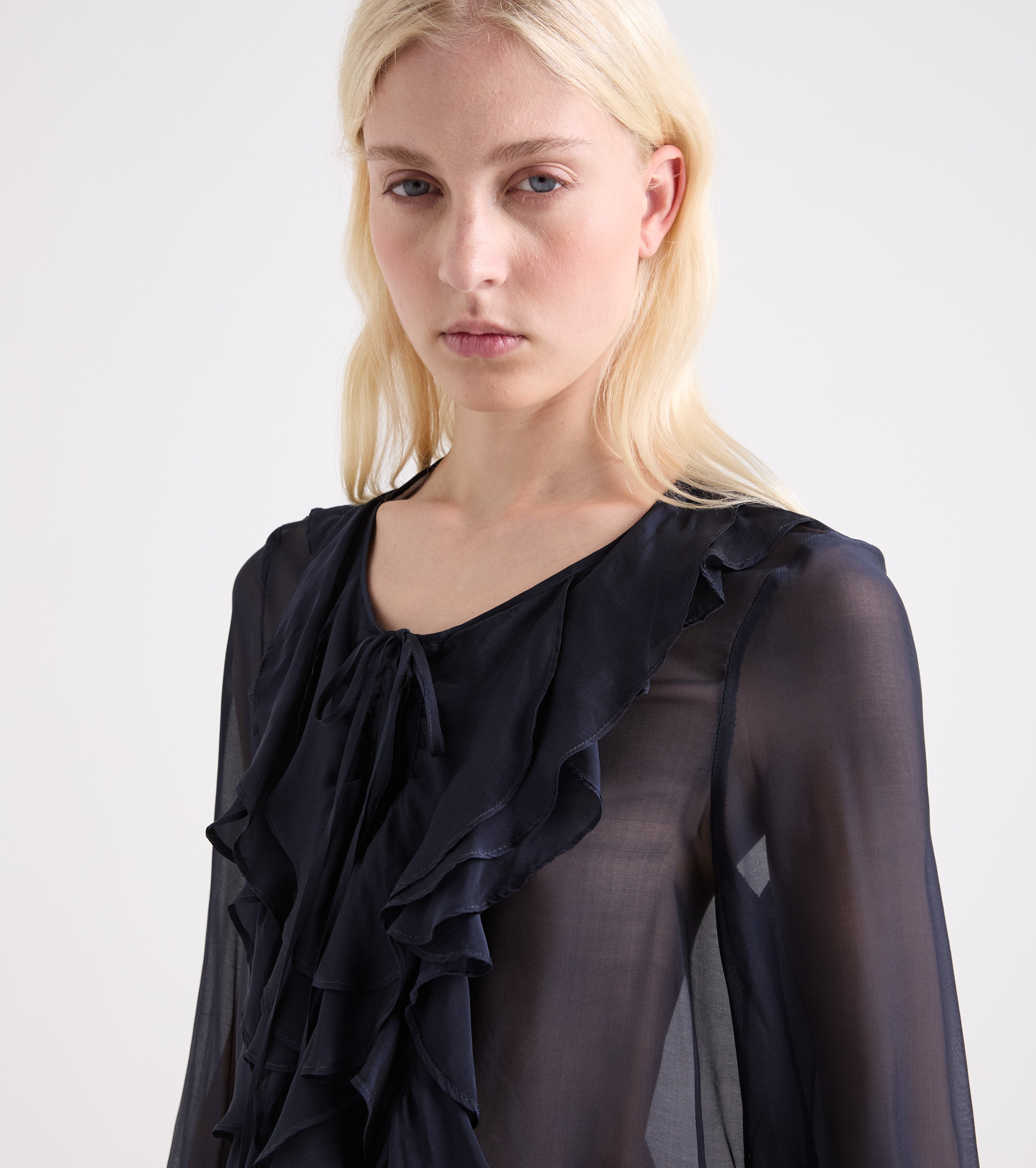 Blusa con volantes y mangas largas de terciopelo azul