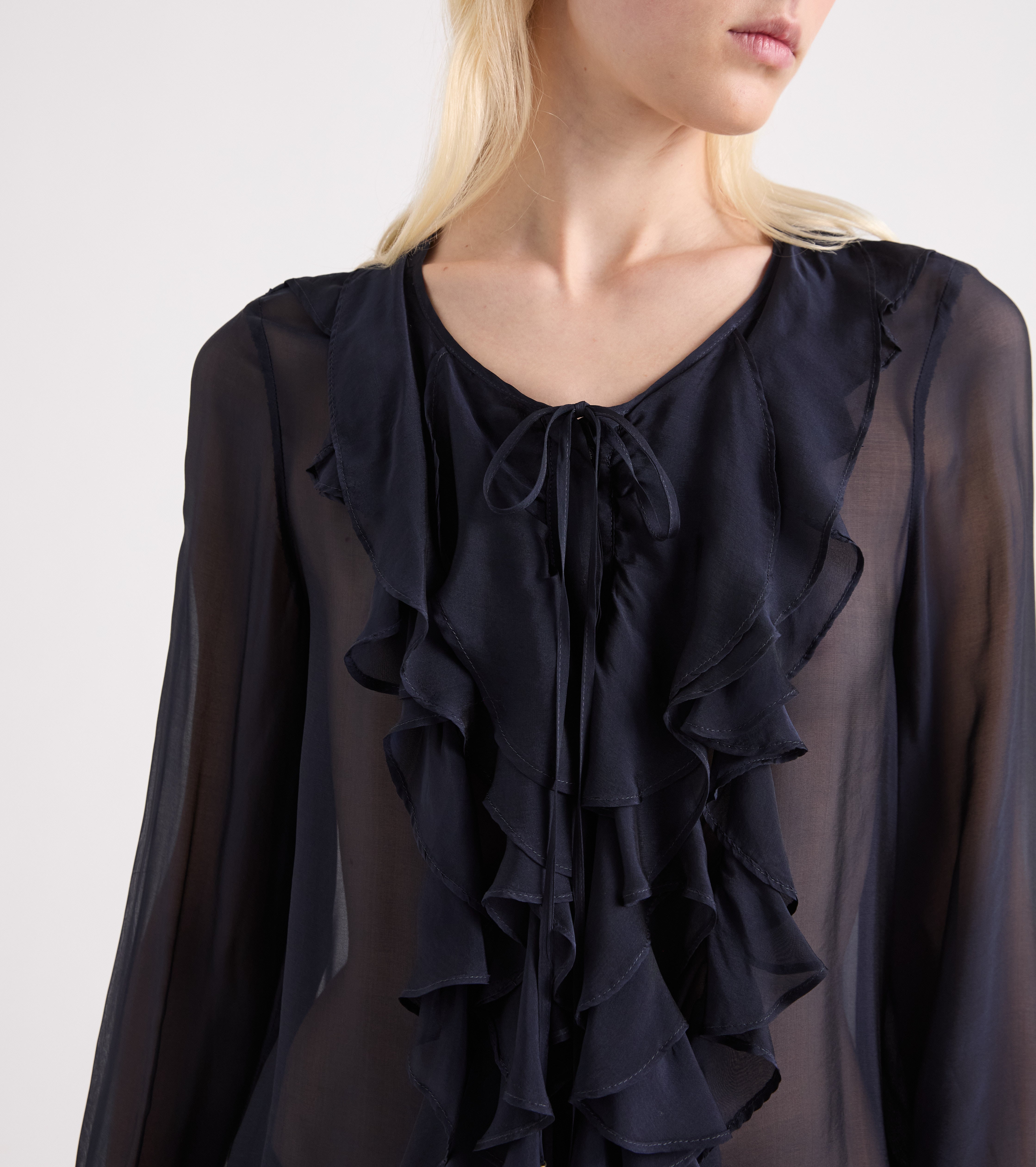 Blusa con volantes y mangas largas de terciopelo azul