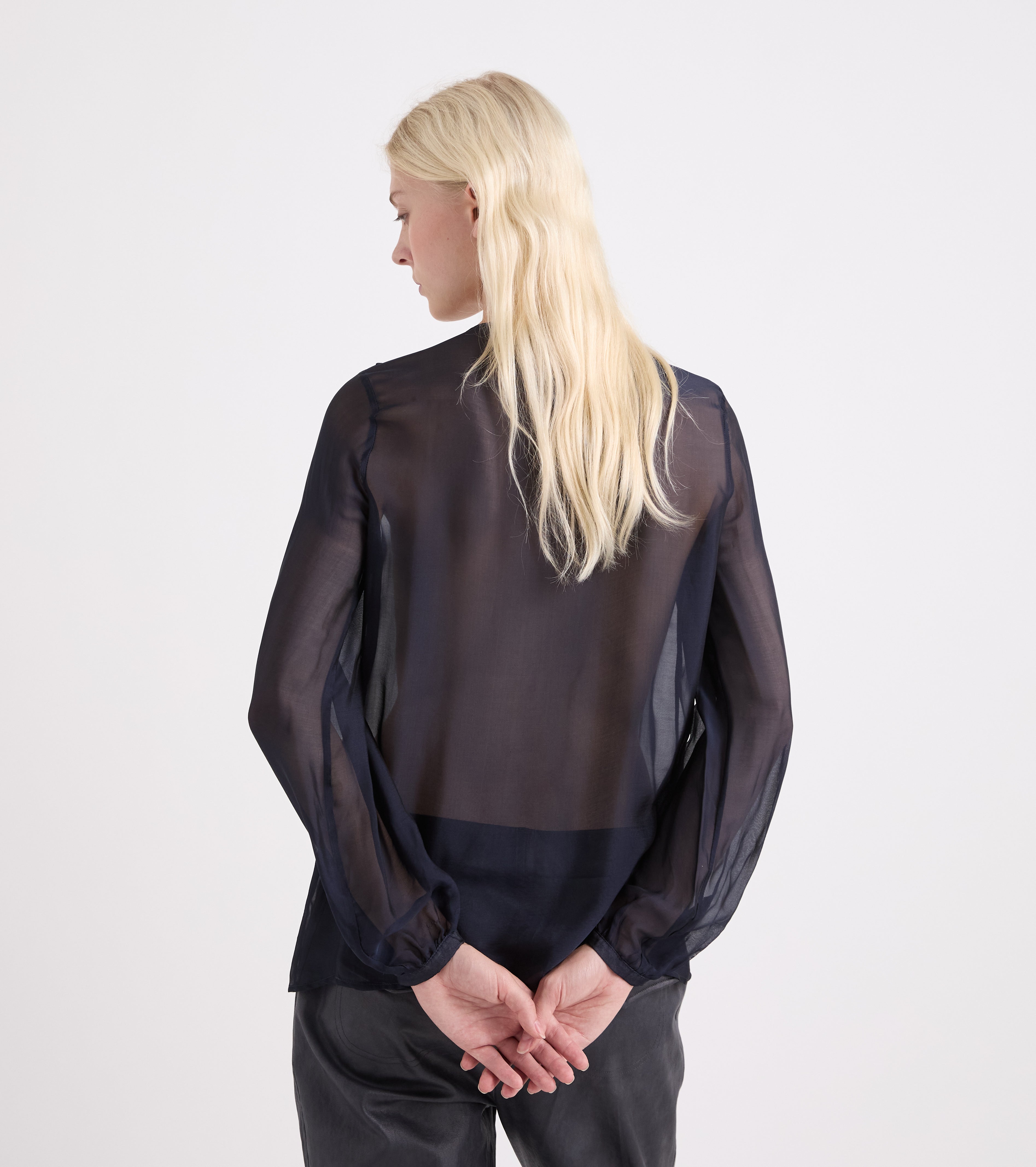 Blusa con volantes y mangas largas de terciopelo azul