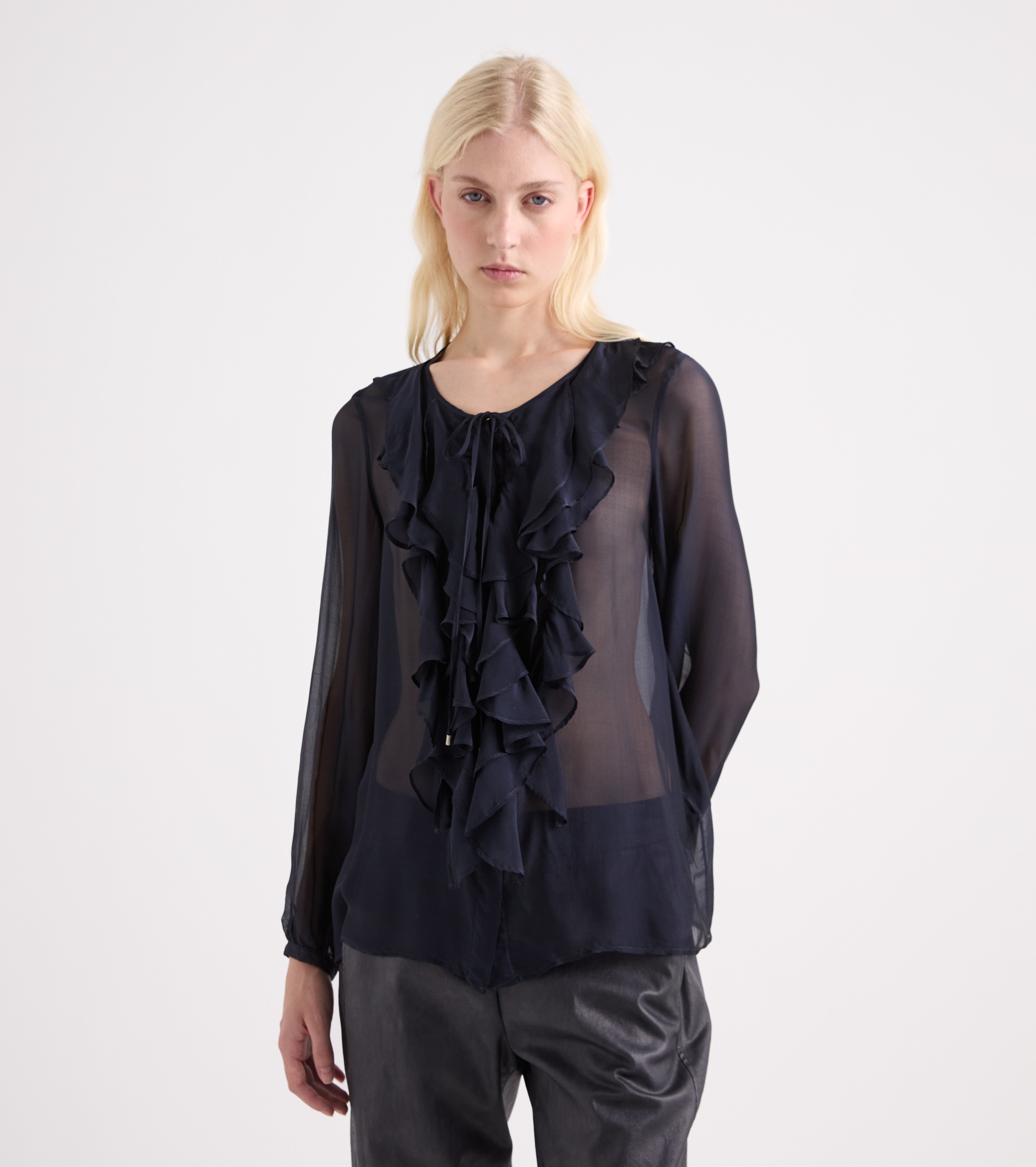 Blusa con volantes y mangas largas de terciopelo azul