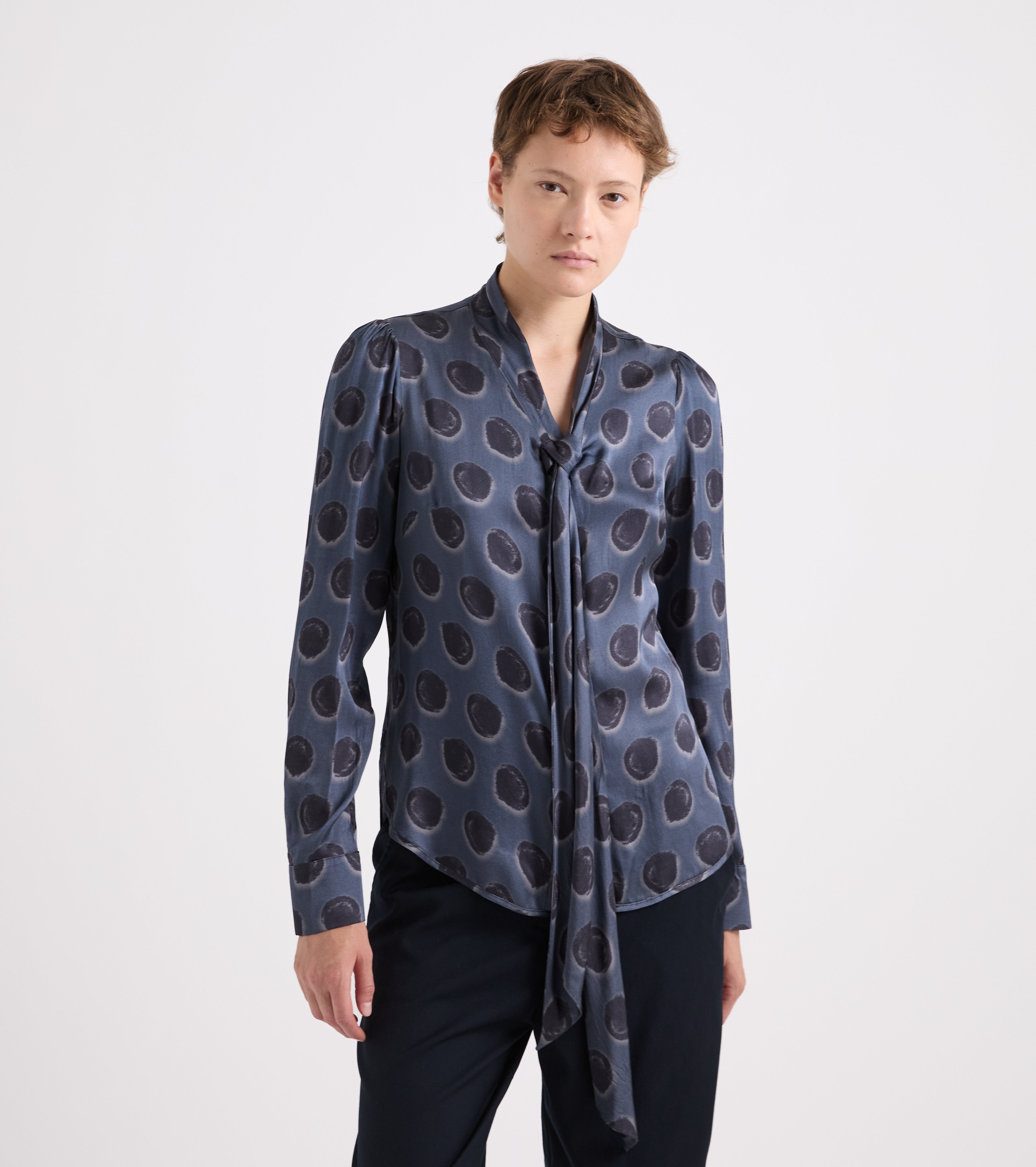 Blusa con cuello tipo pañuelo y lunares azules