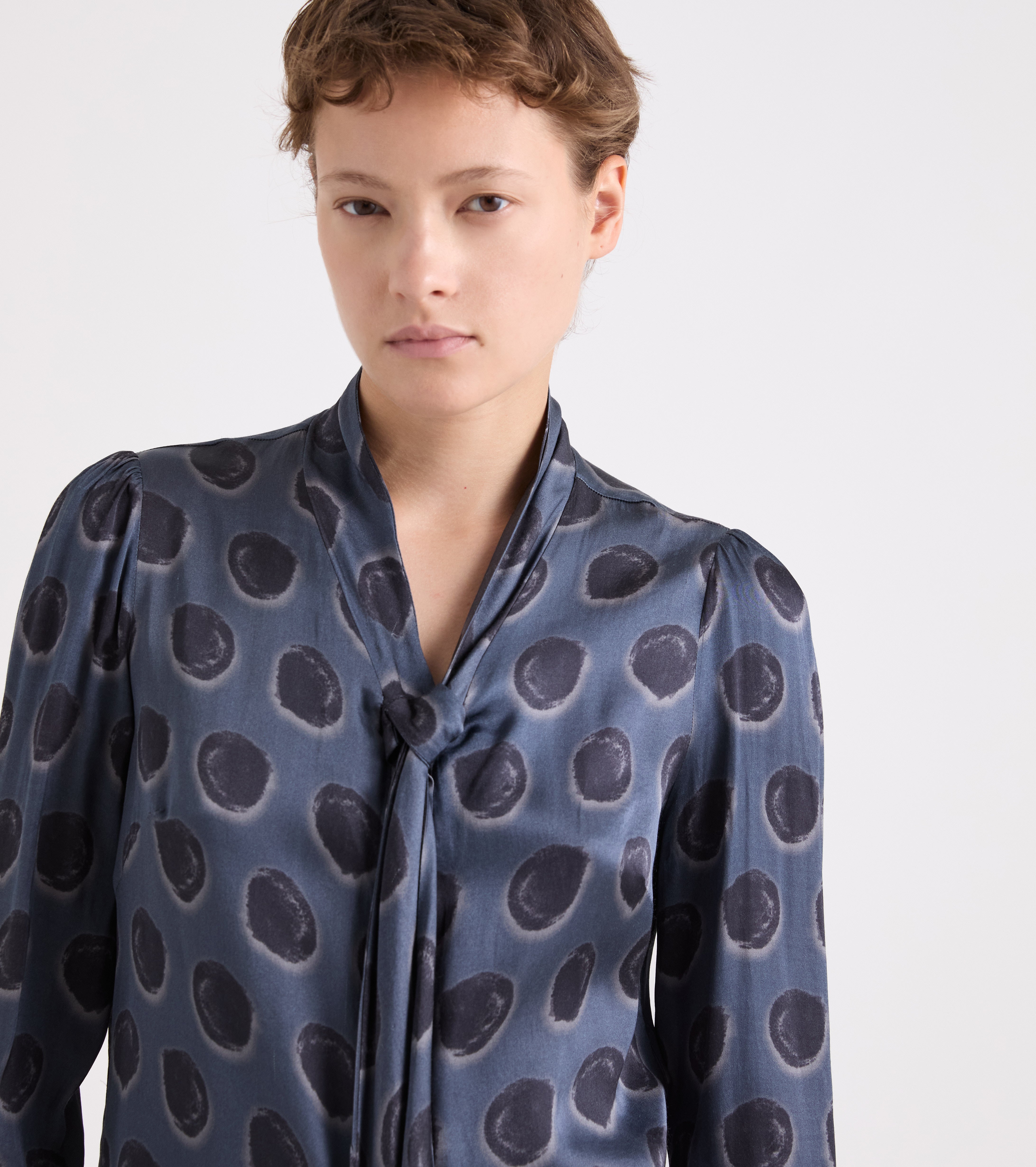 Blusa con cuello tipo pañuelo y lunares azules