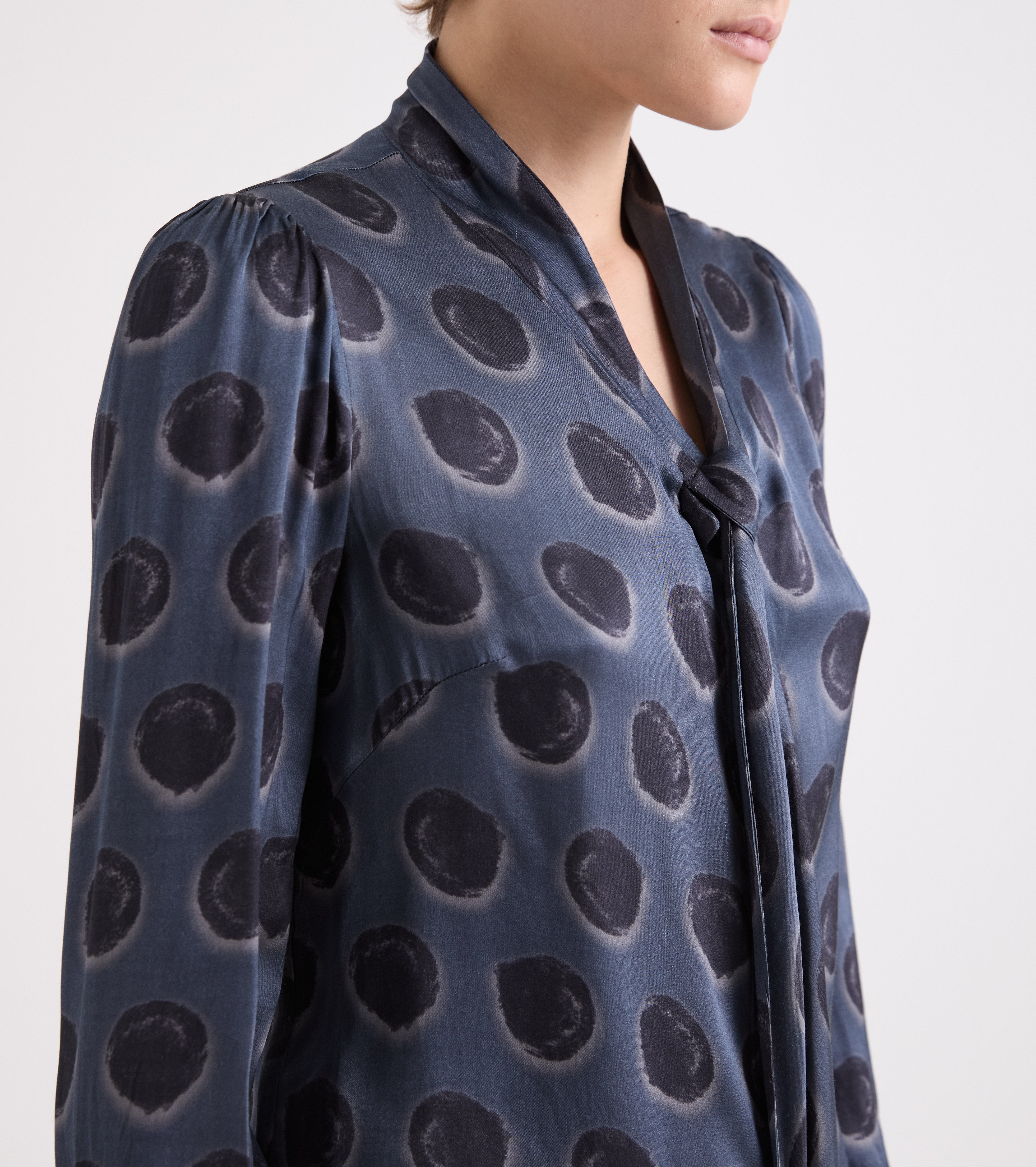 Blusa con cuello tipo pañuelo y lunares azules