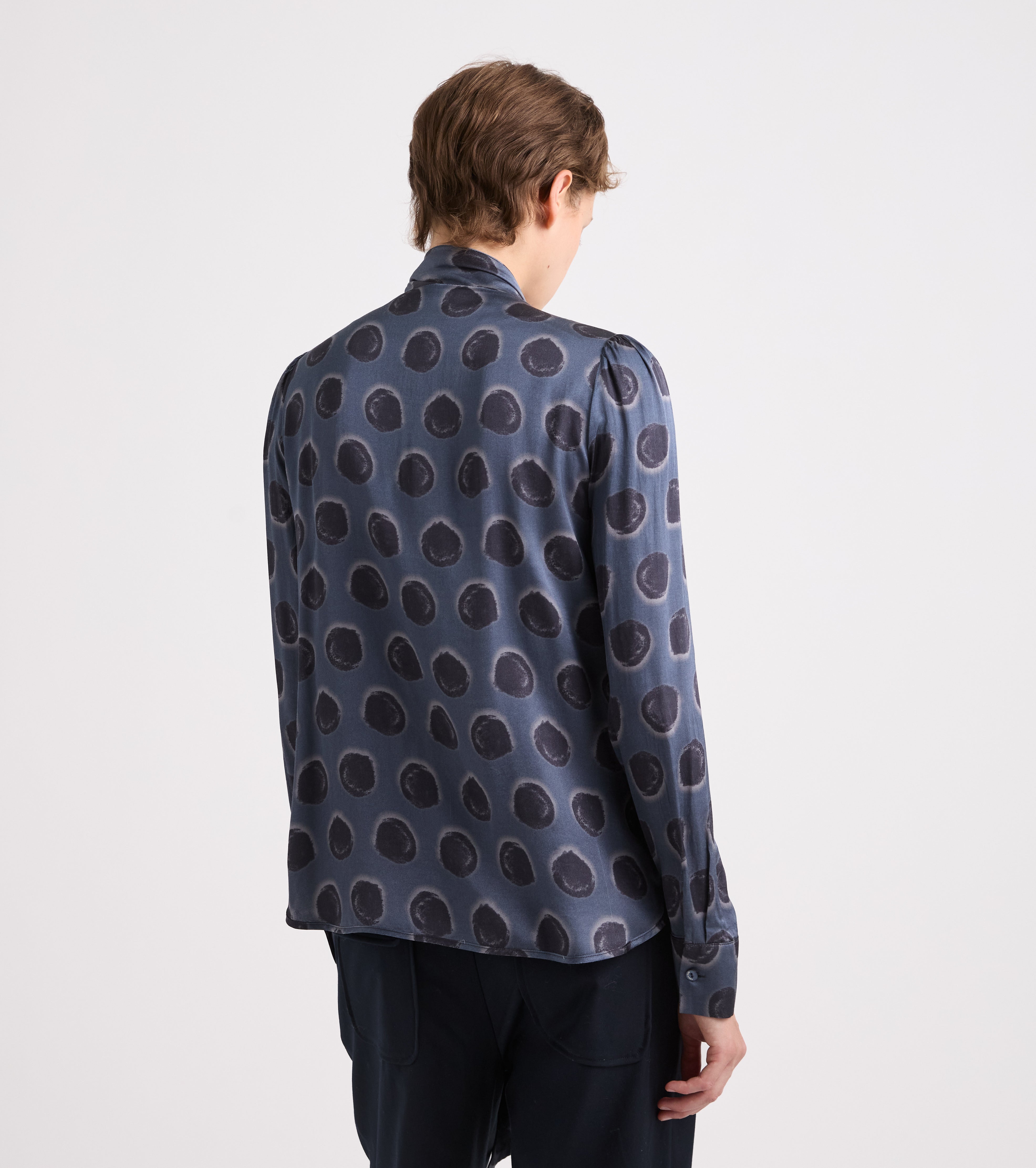 Blusa con cuello tipo pañuelo y lunares azules