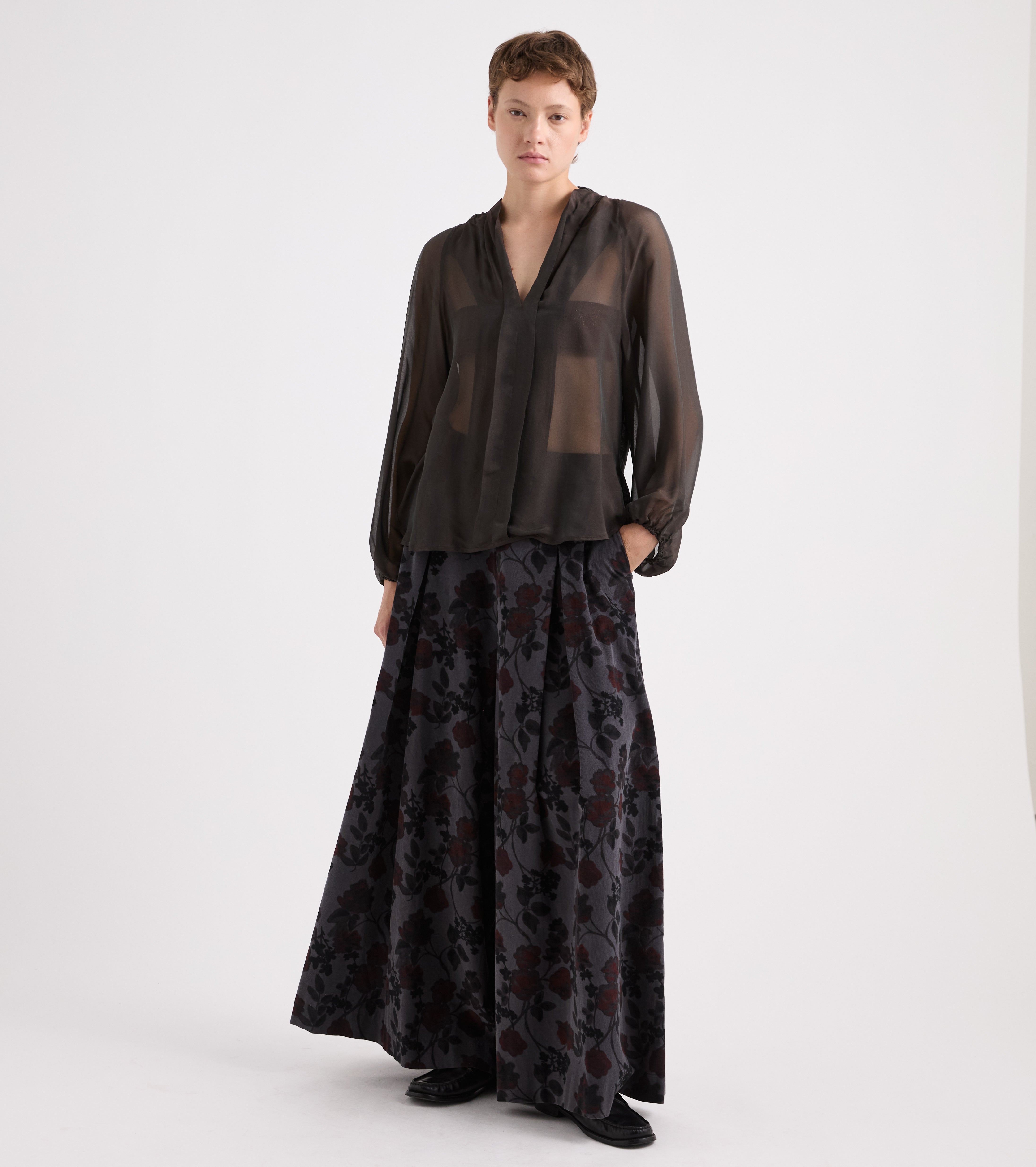 Bluse med V-udskæring i ebony
