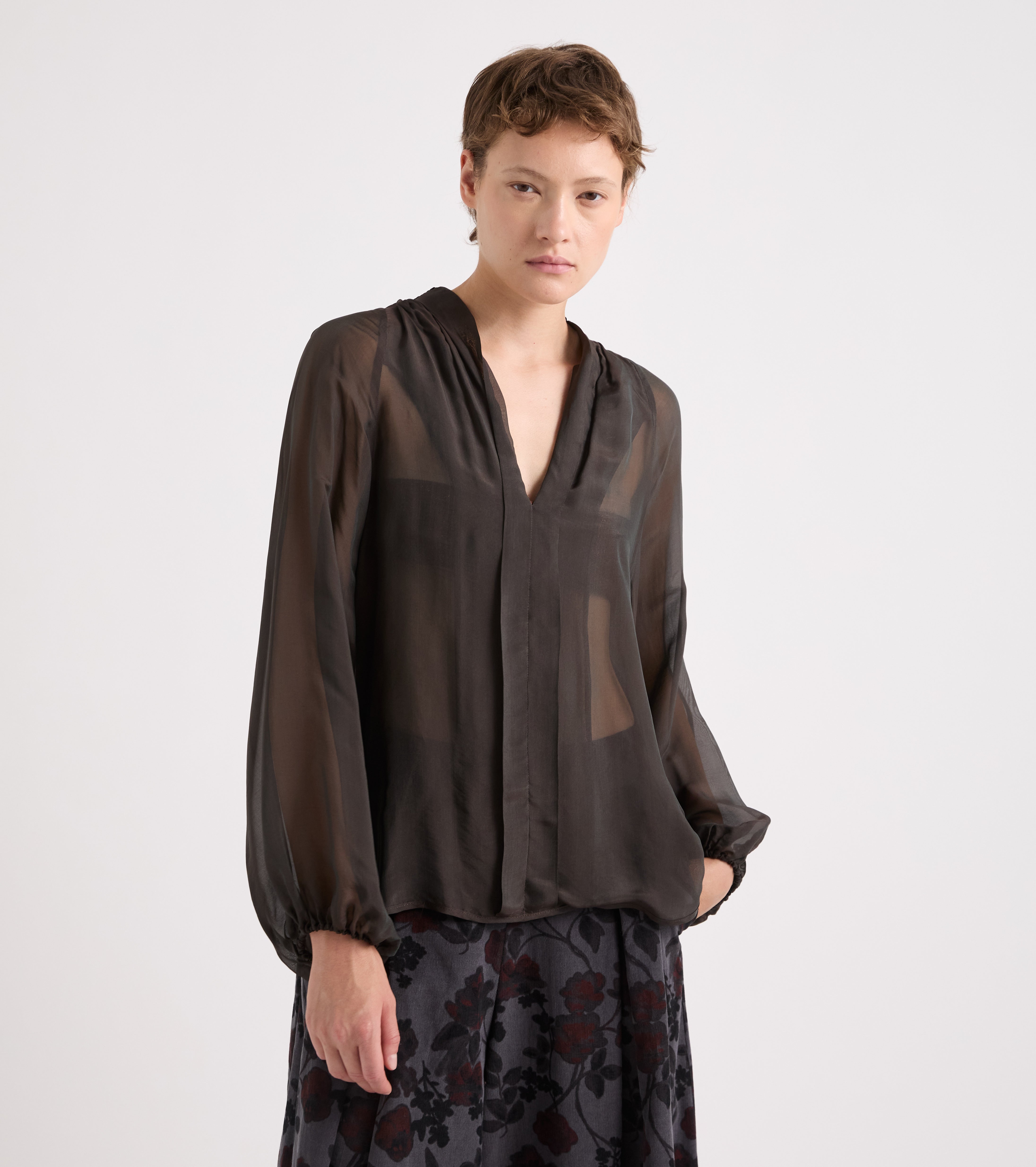 Blusa con cuello en V color ébano