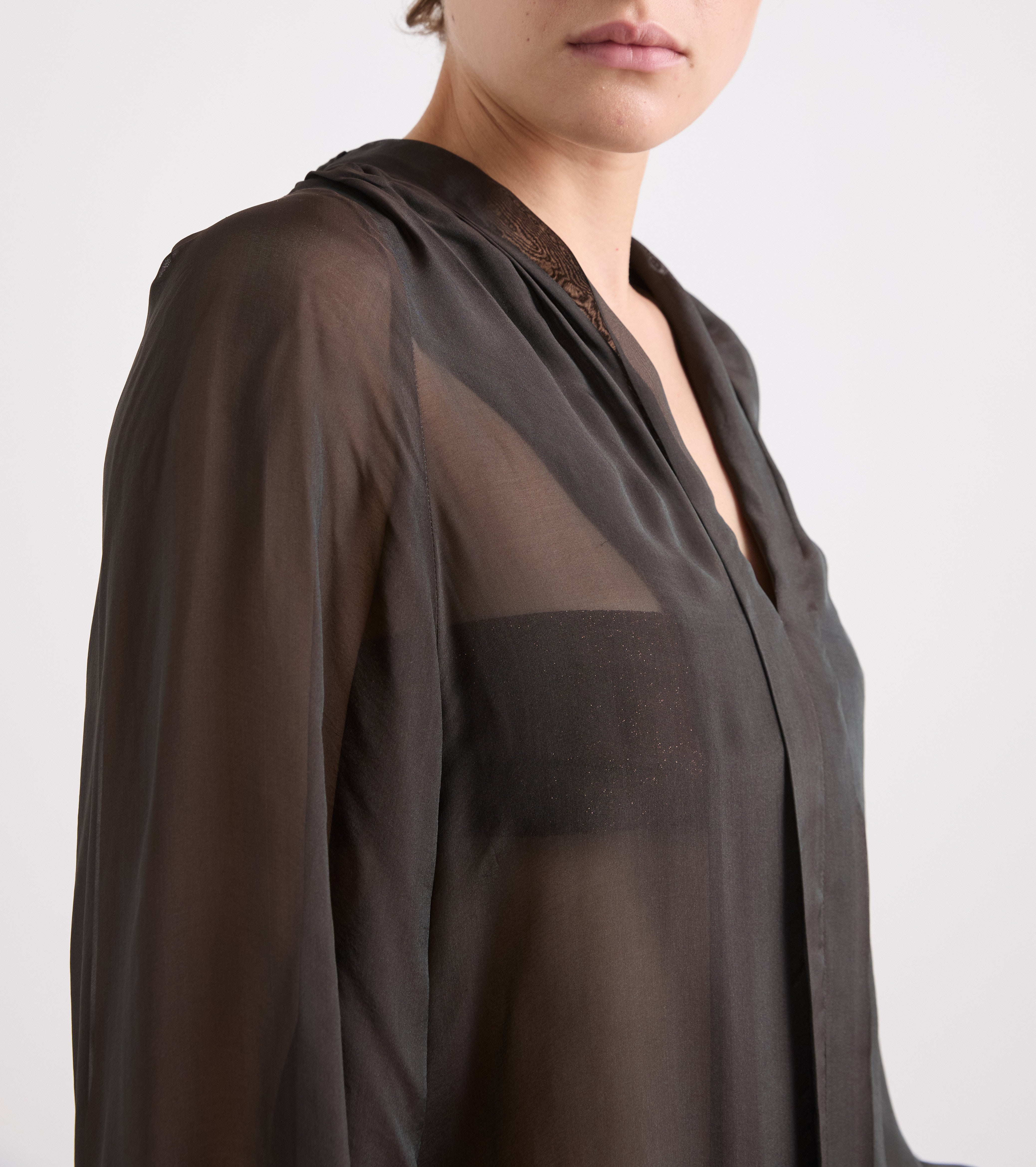 Blusa con cuello en V color ébano