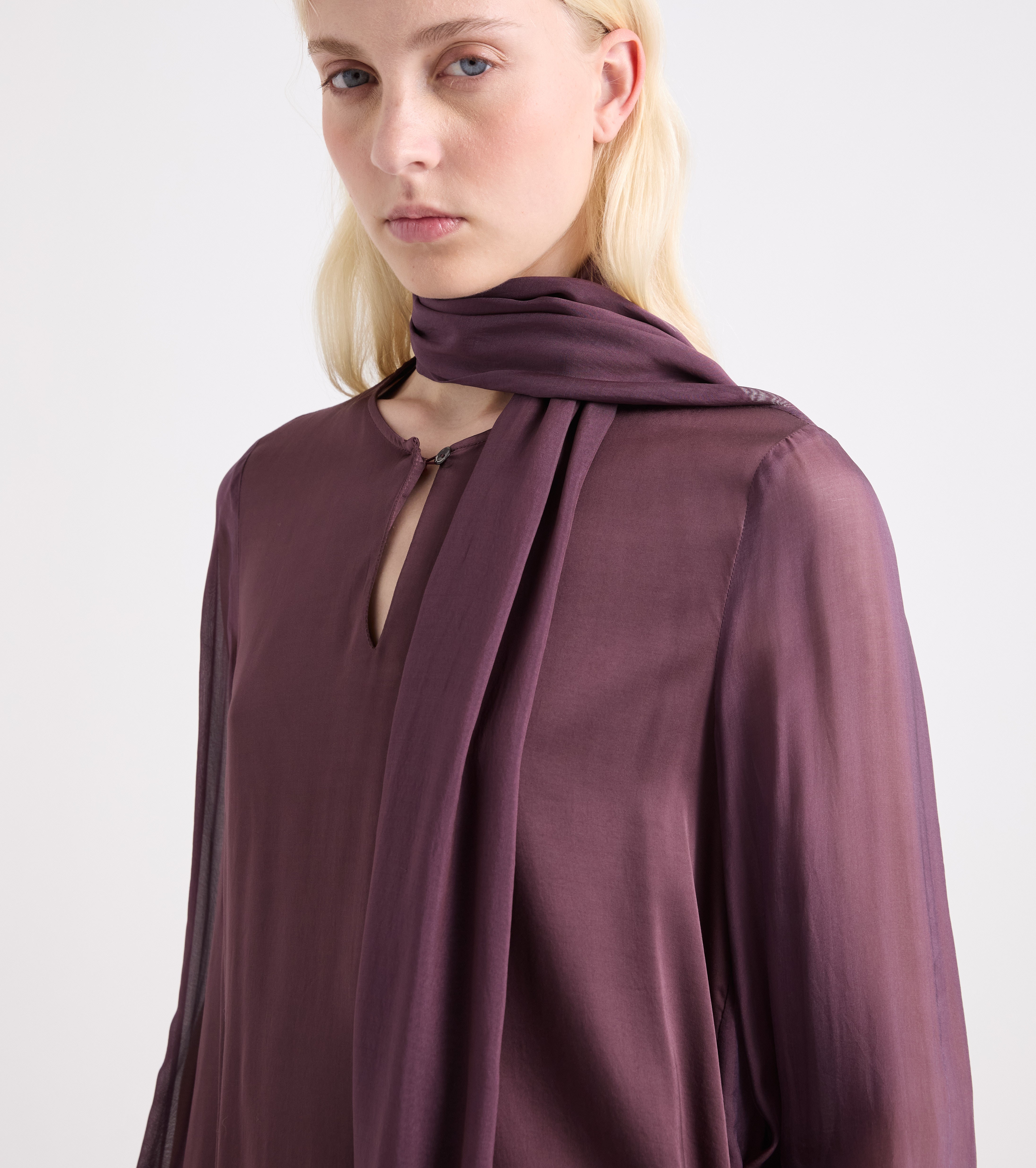 Blusa con cuello redondo en color zumo