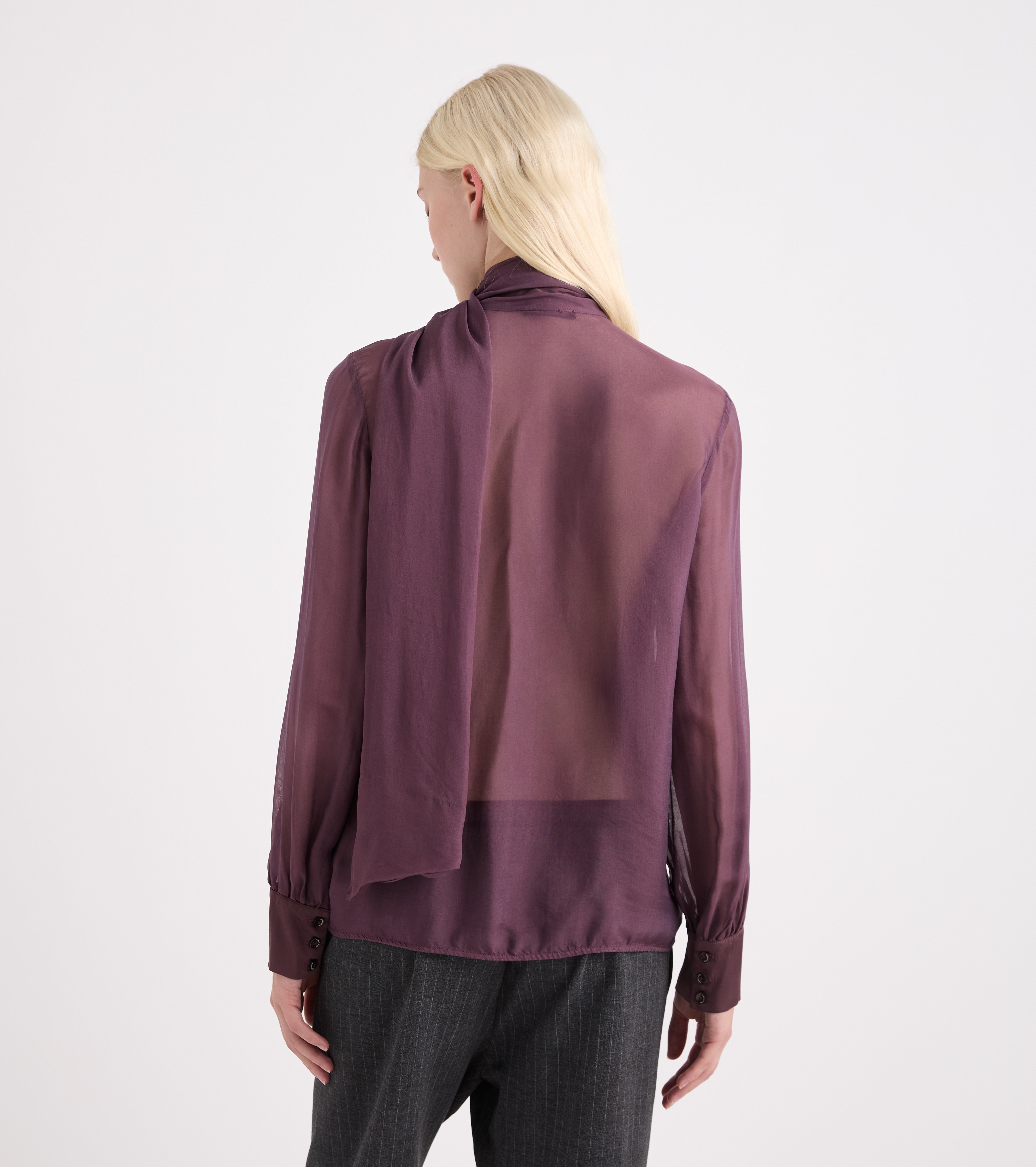 Blusa con cuello redondo en color zumo