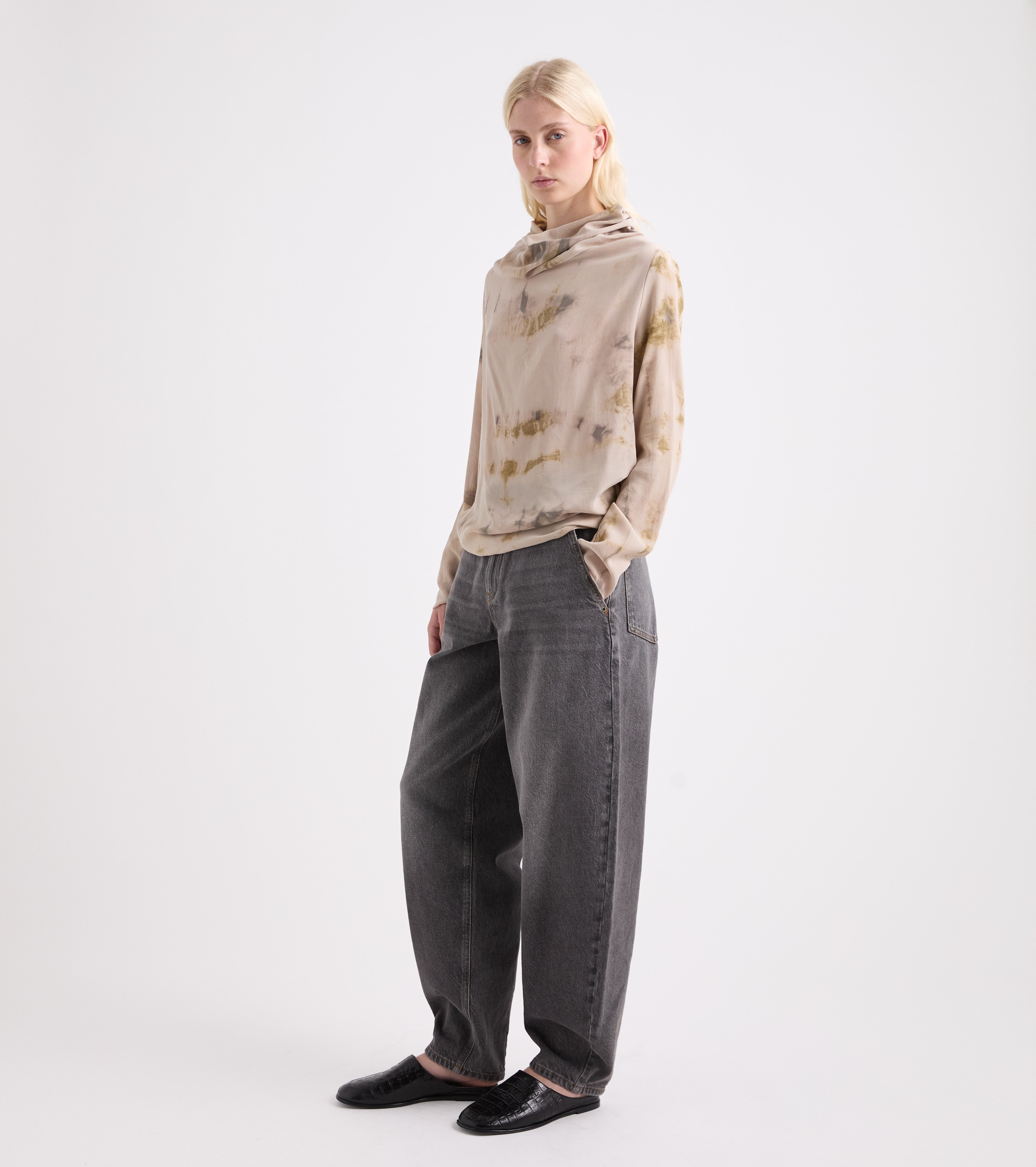 Blusa con collo alto drappeggiato corda