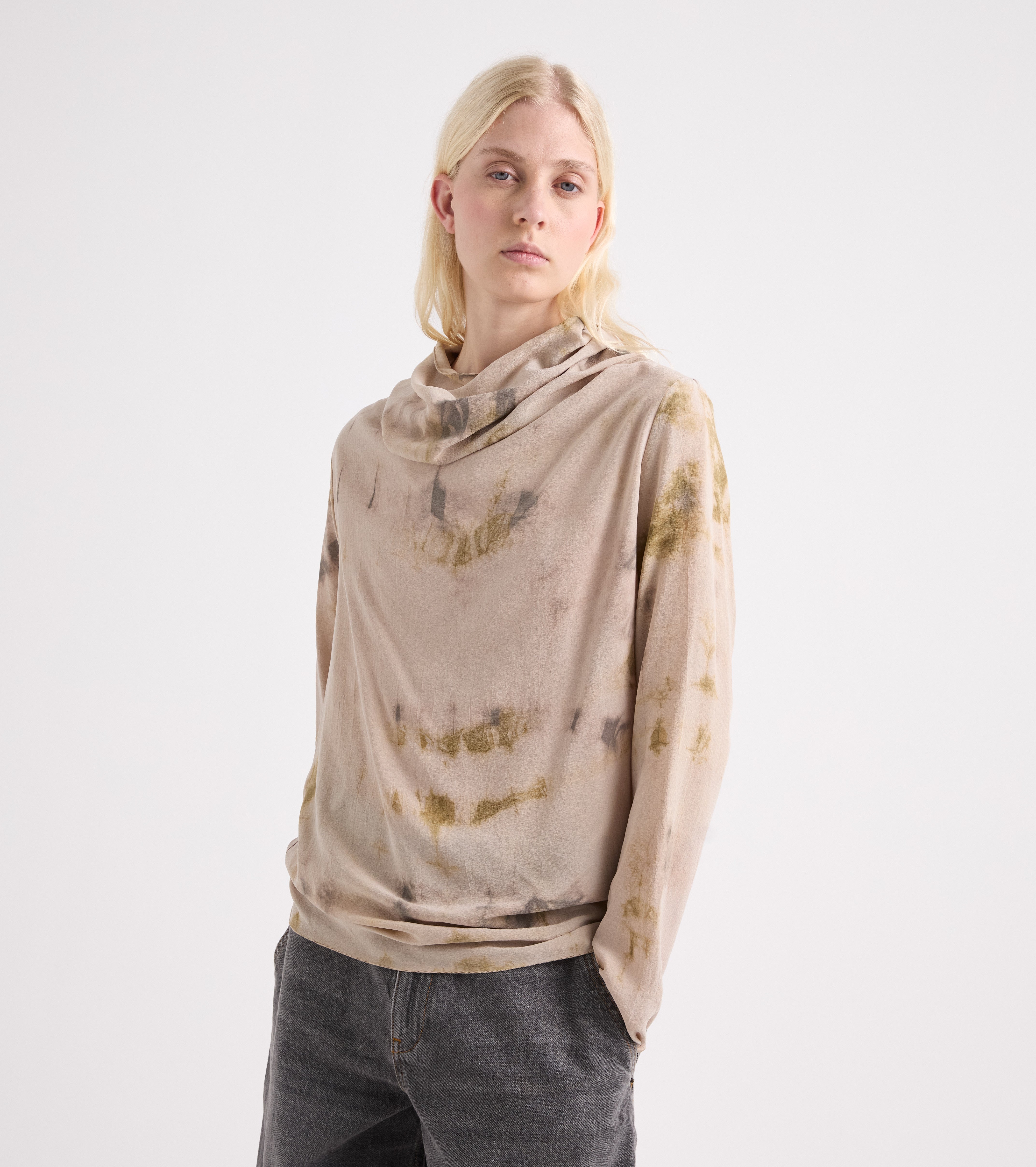 Blusa con cuello alto drapeado y cordón