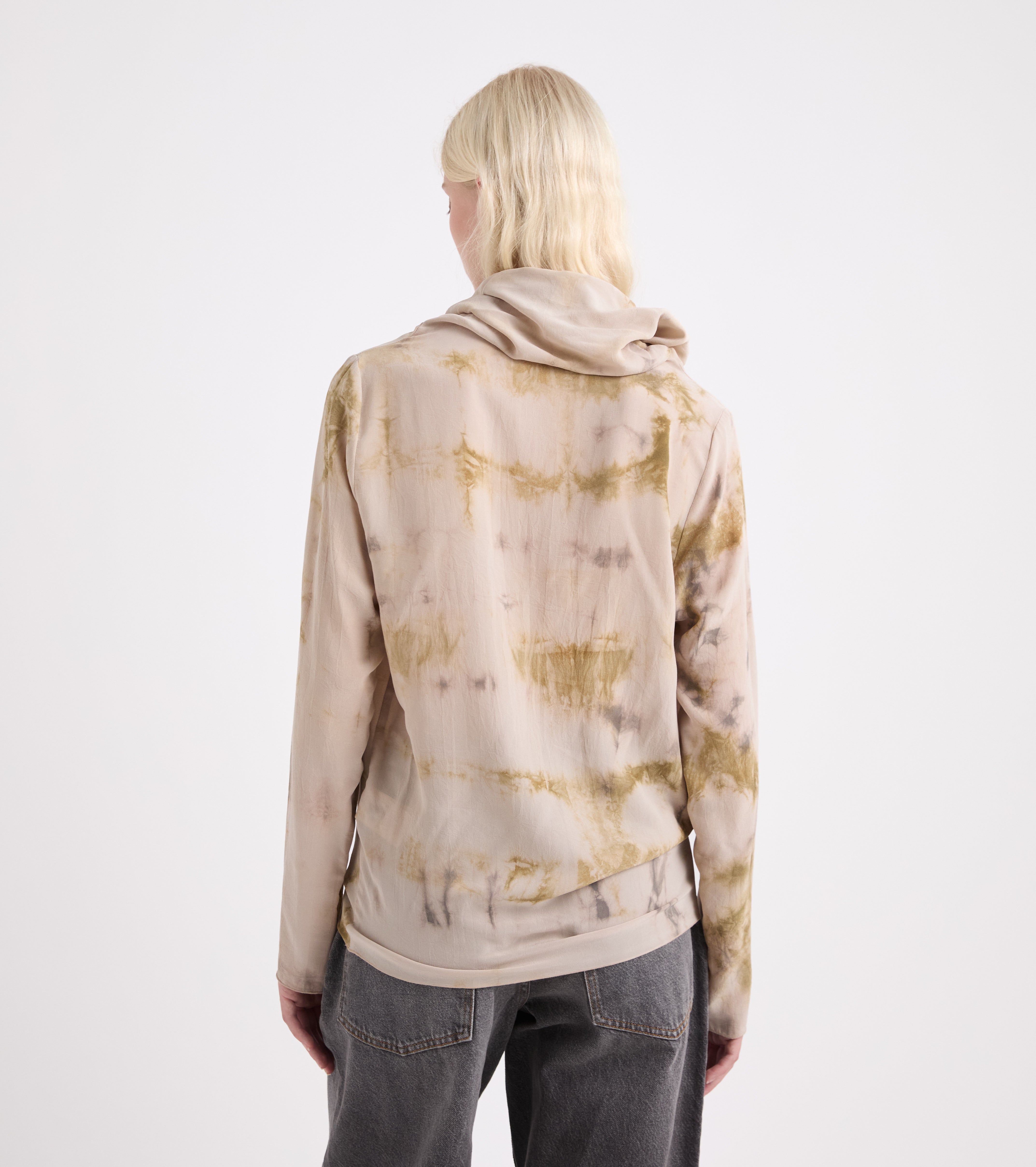 Blusa con collo alto drappeggiato corda