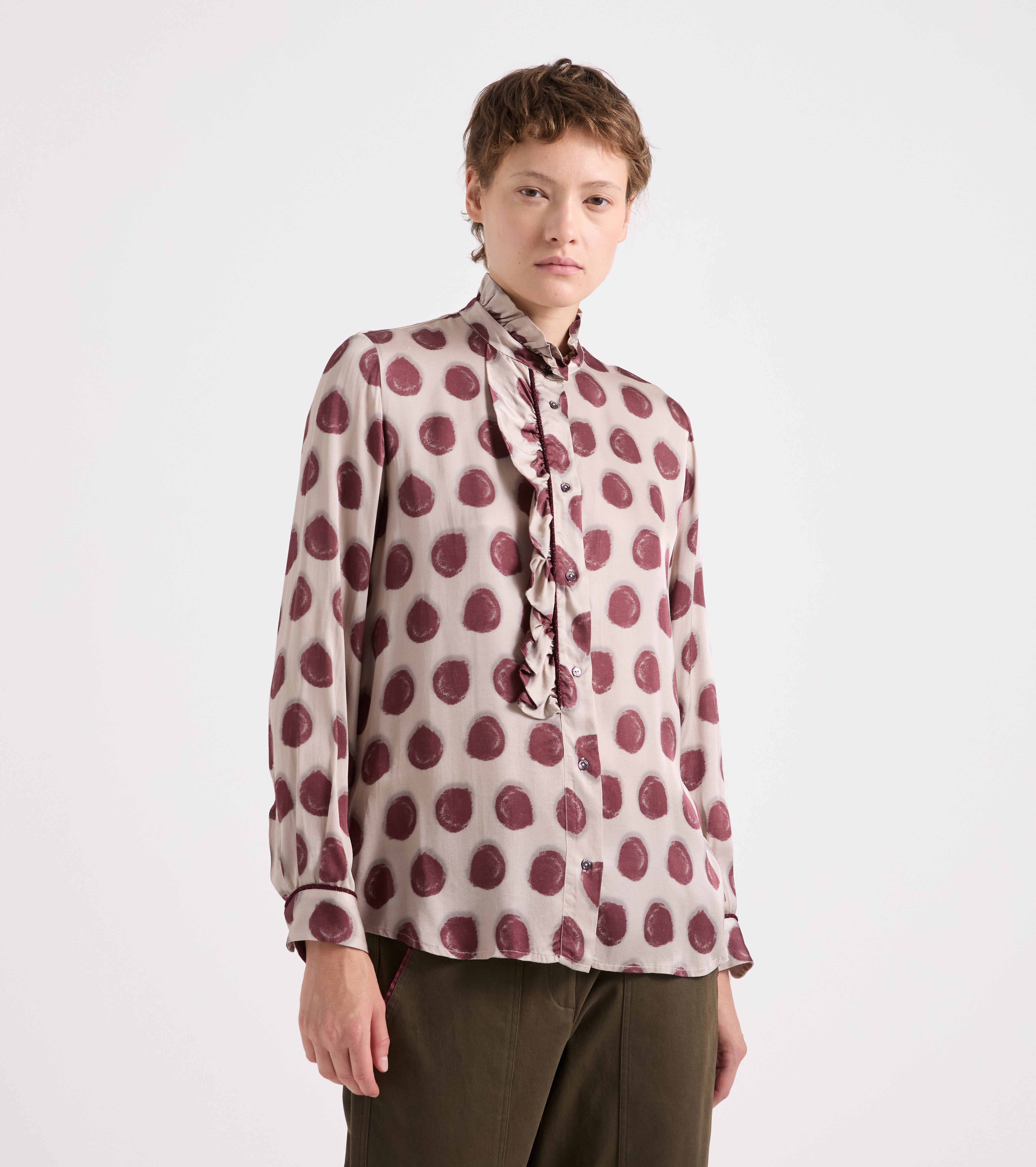 Camisa de viscosa estampada con volantes y lunares burdeos