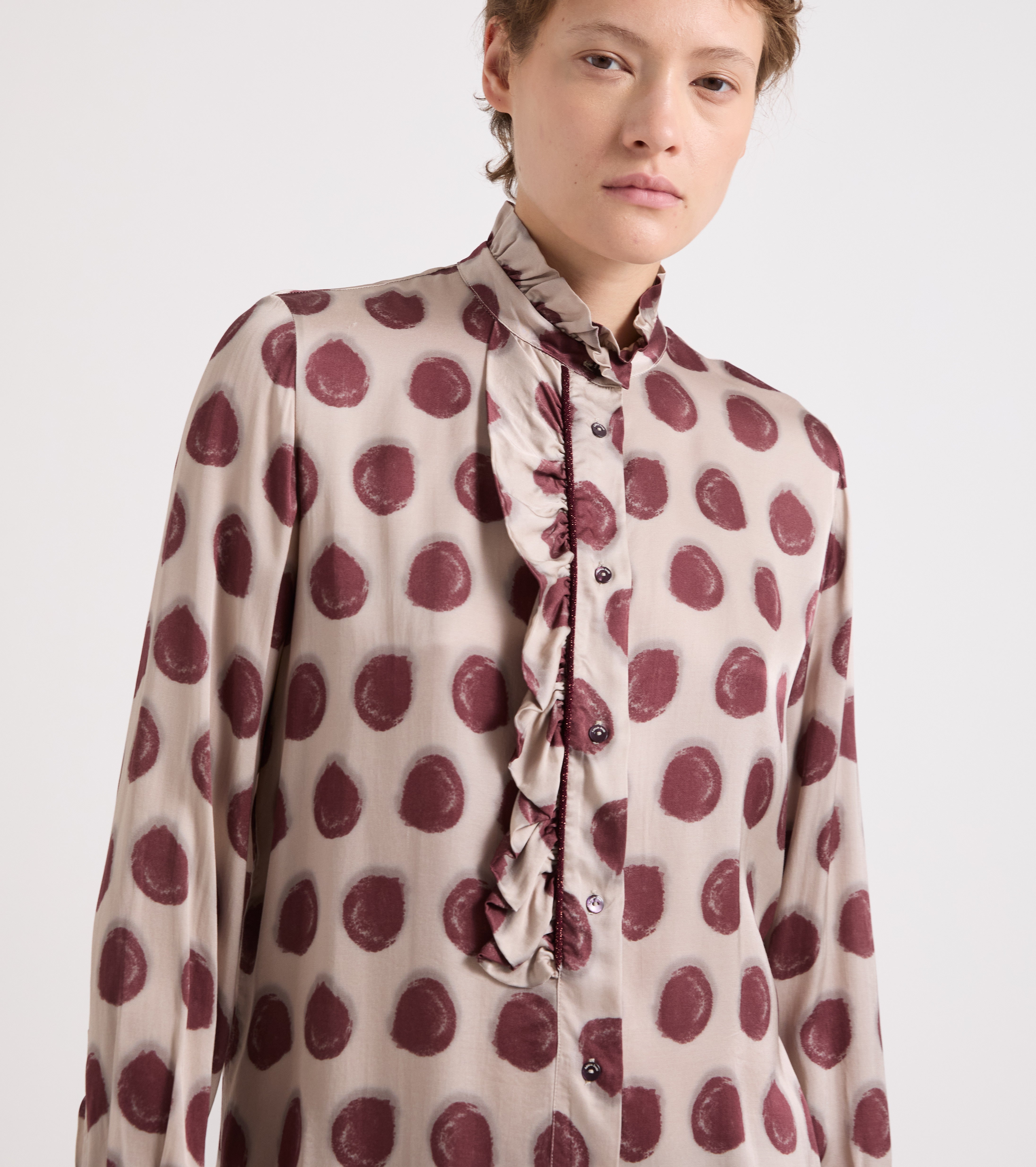 Camisa de viscosa estampada con volantes y lunares burdeos