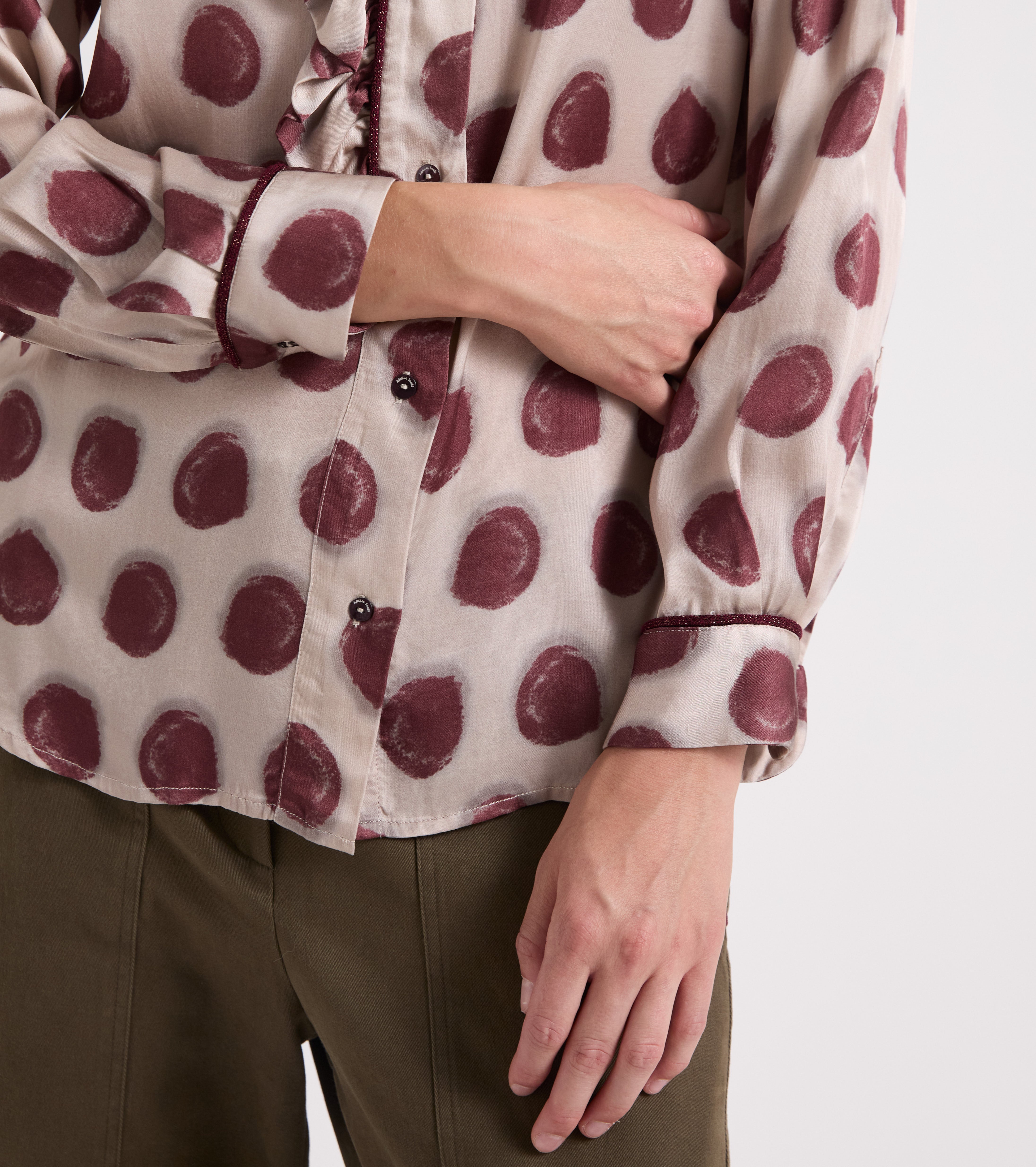 Camisa de viscosa estampada con volantes y lunares burdeos