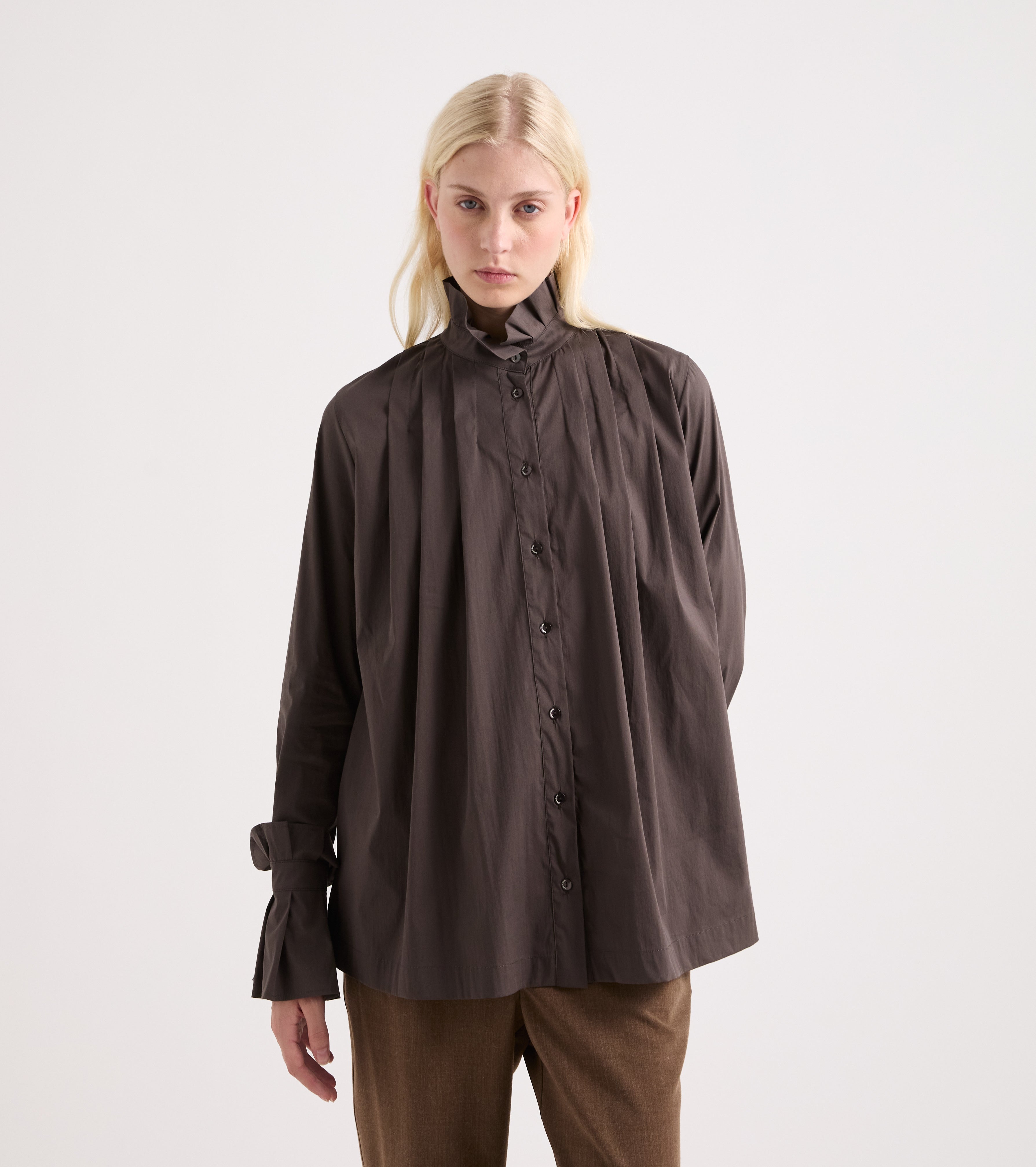 Camisa elástica con cuello alto de color ébano