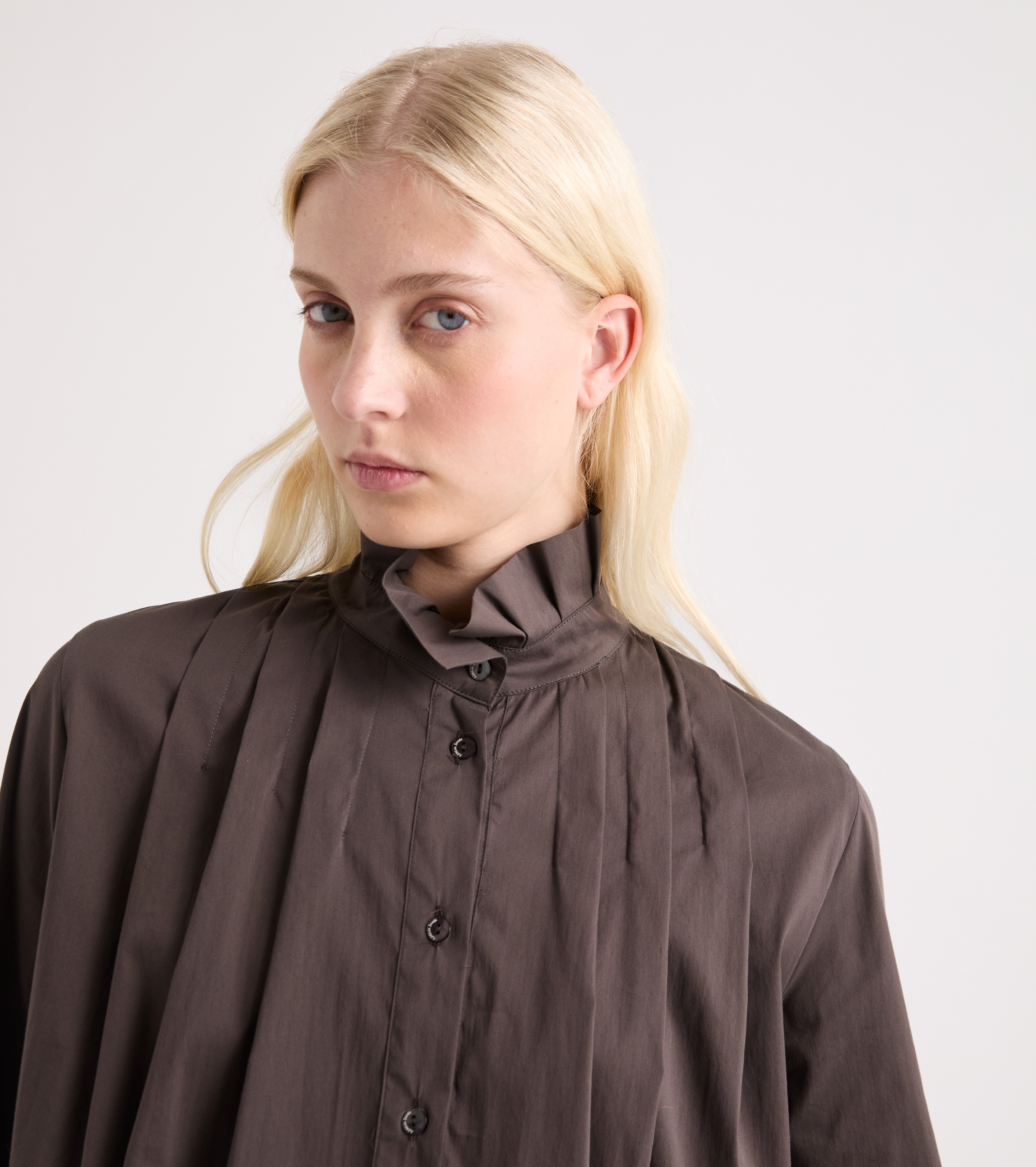 Camisa elástica con cuello alto de color ébano
