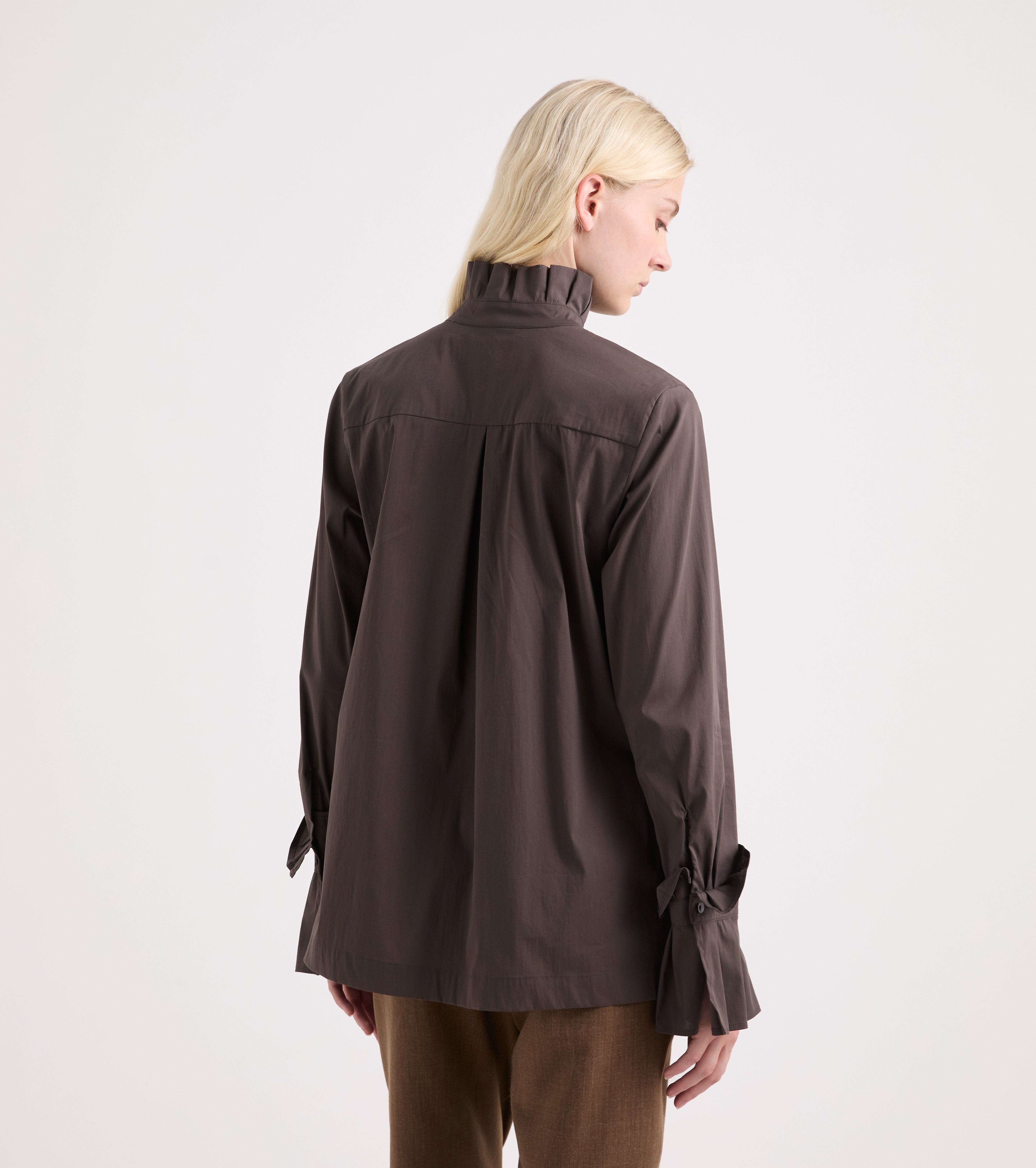 Camisa elástica con cuello alto de color ébano
