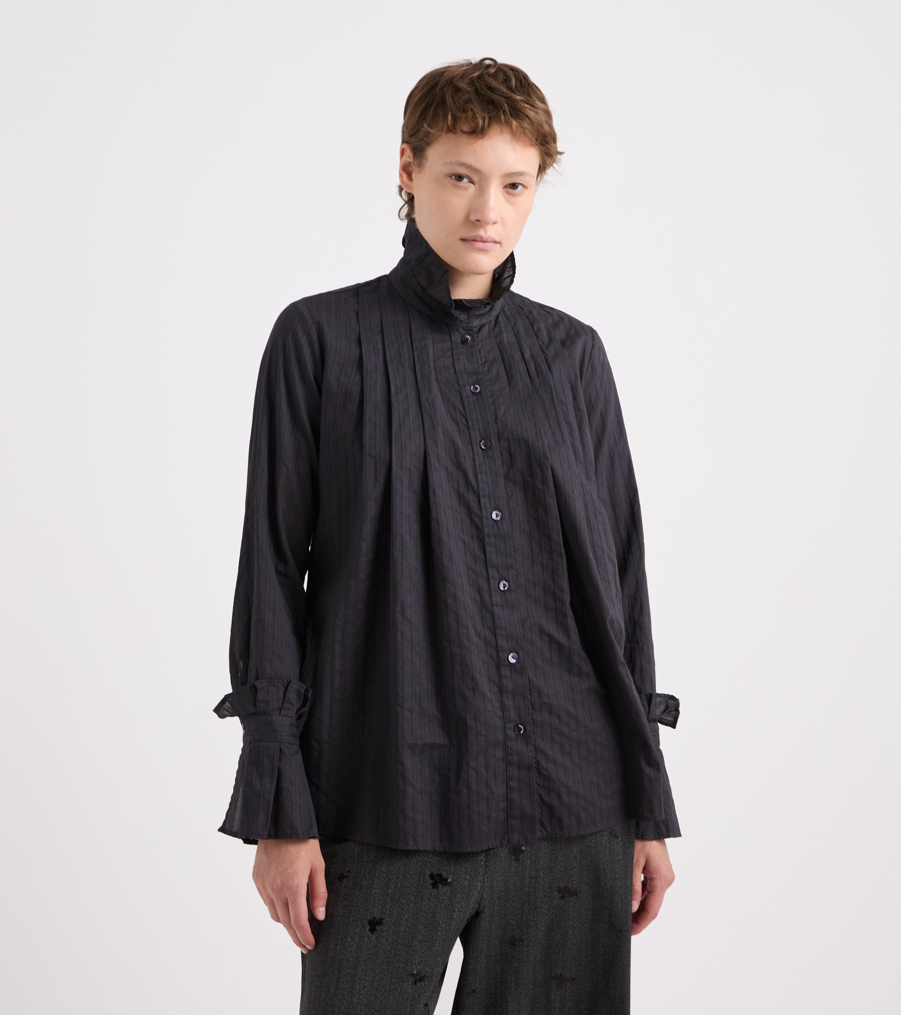 Camisa elástica con cuello alto color pizarra