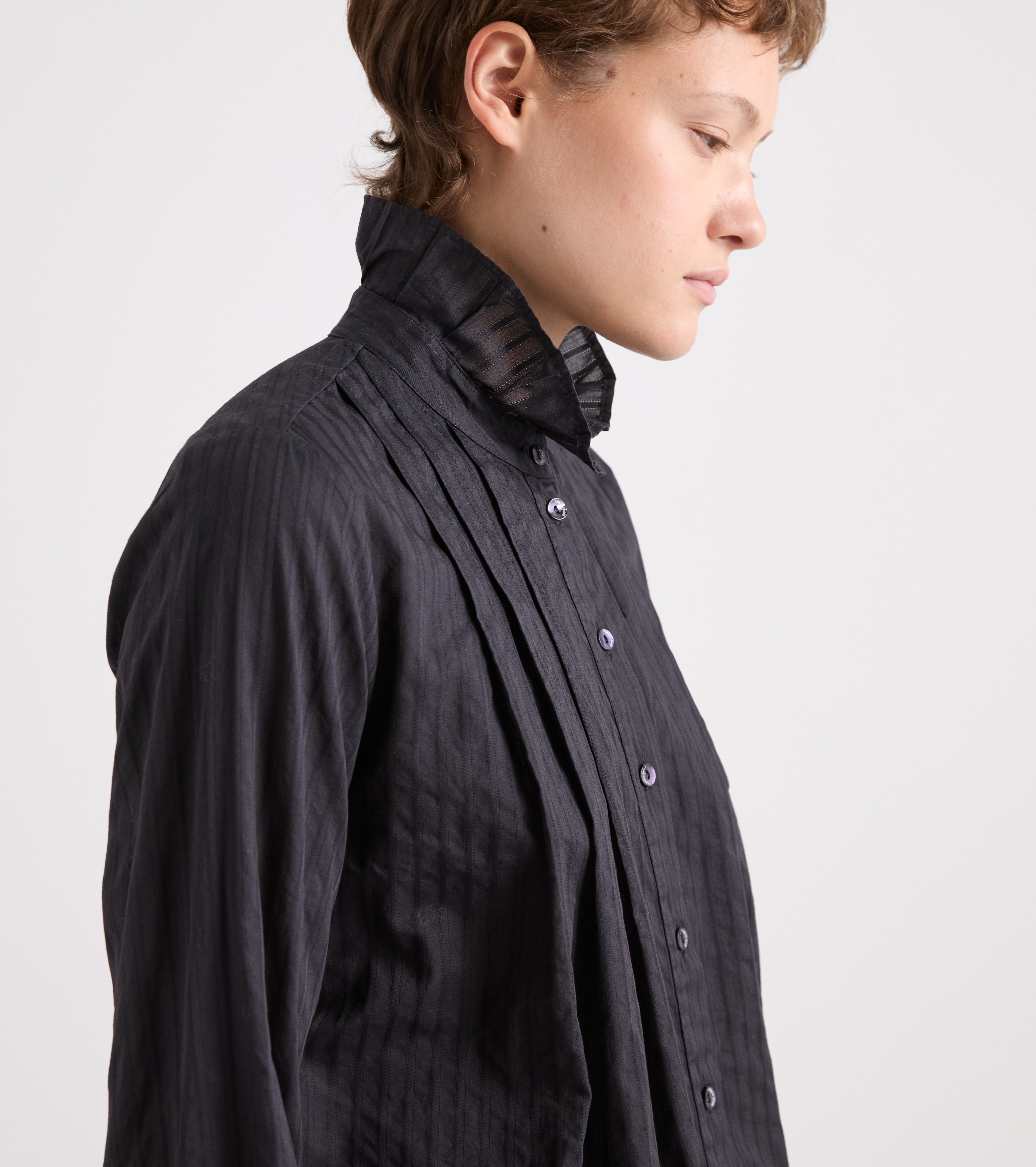 Camisa elástica con cuello alto color pizarra