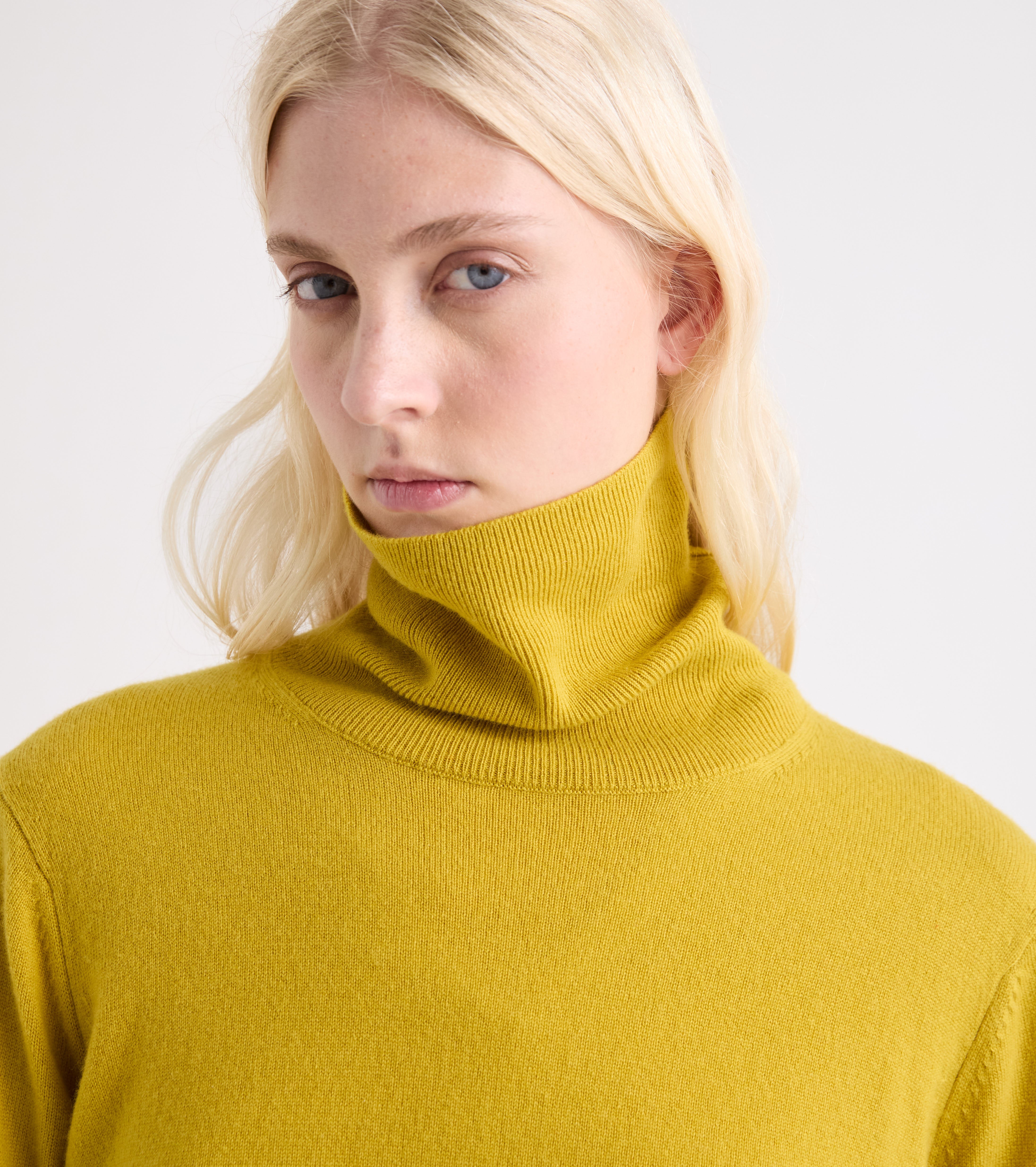 Jersey de cuello alto de mezcla de lana en color oliva