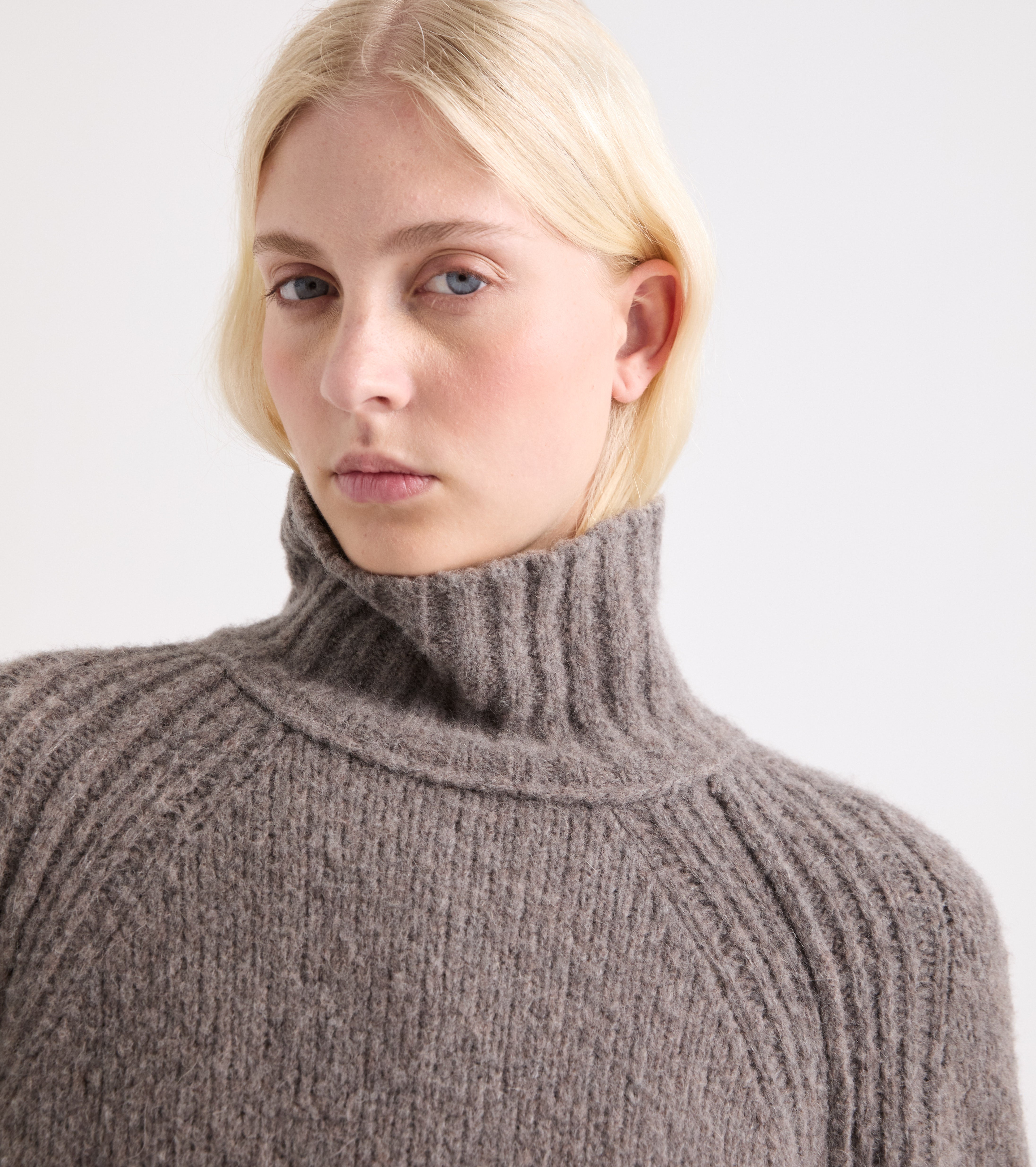 Jersey de cuello alto con aberturas en color barro