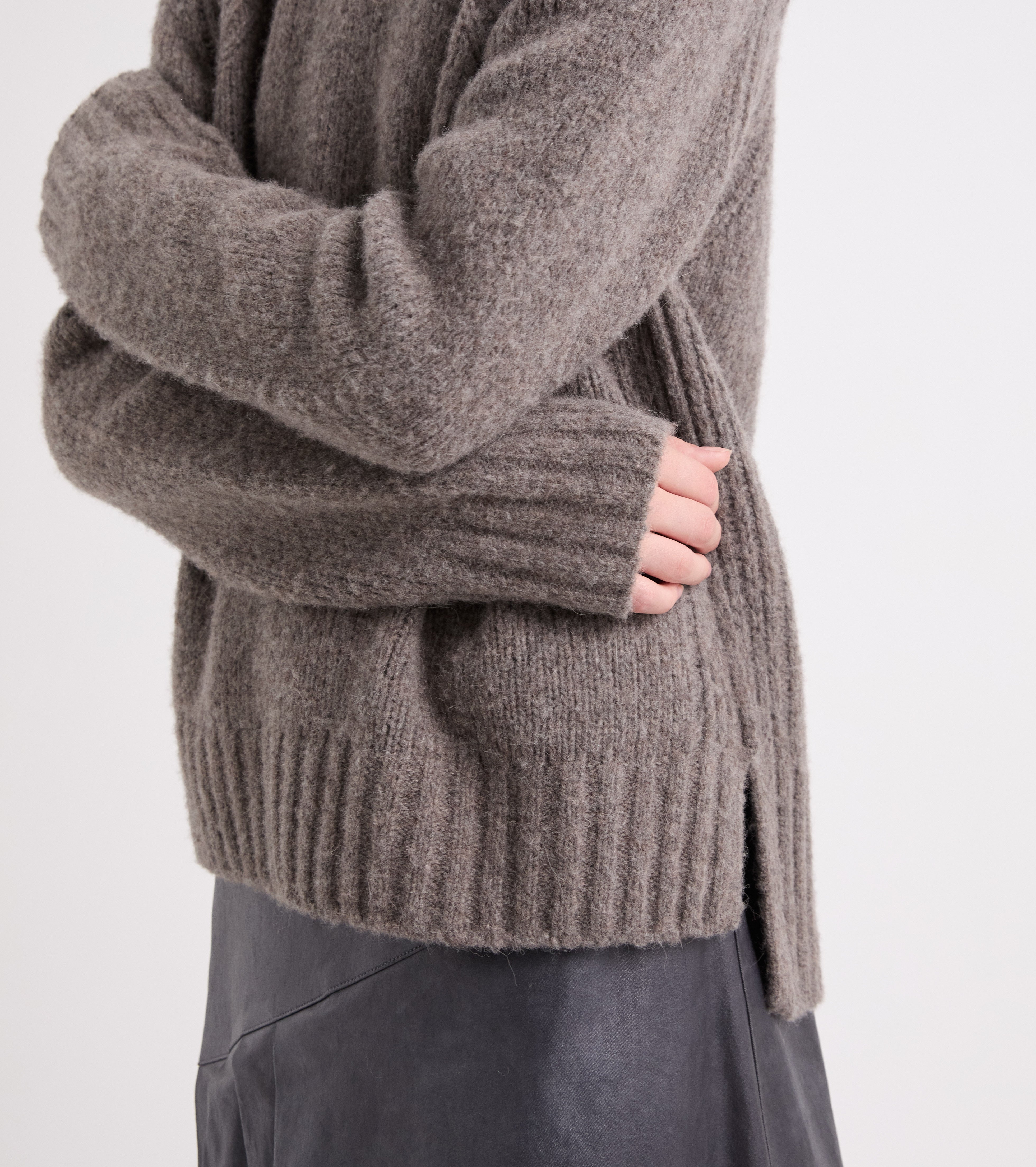 Jersey de cuello alto con aberturas en color barro