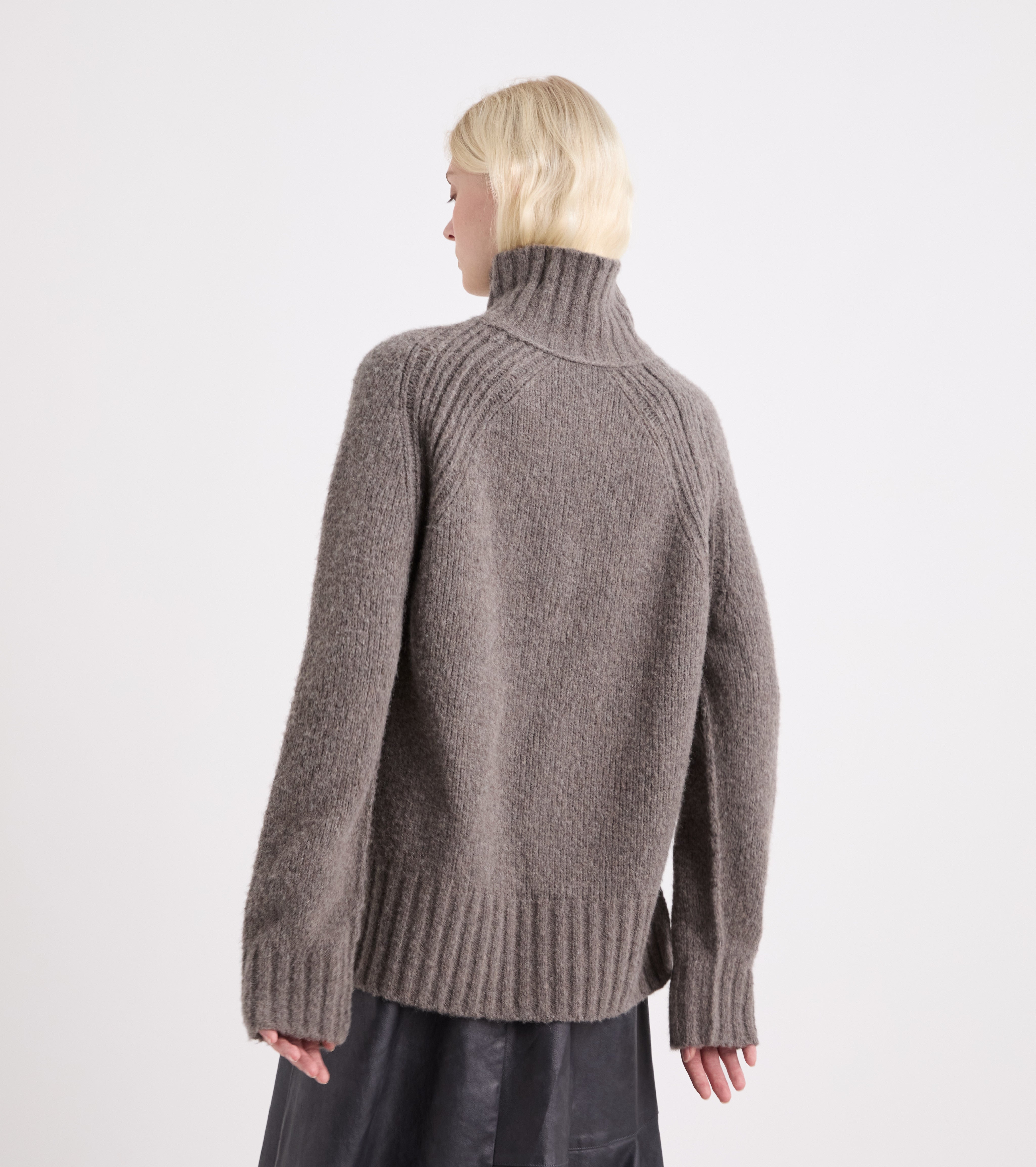 Jersey de cuello alto con aberturas en color barro