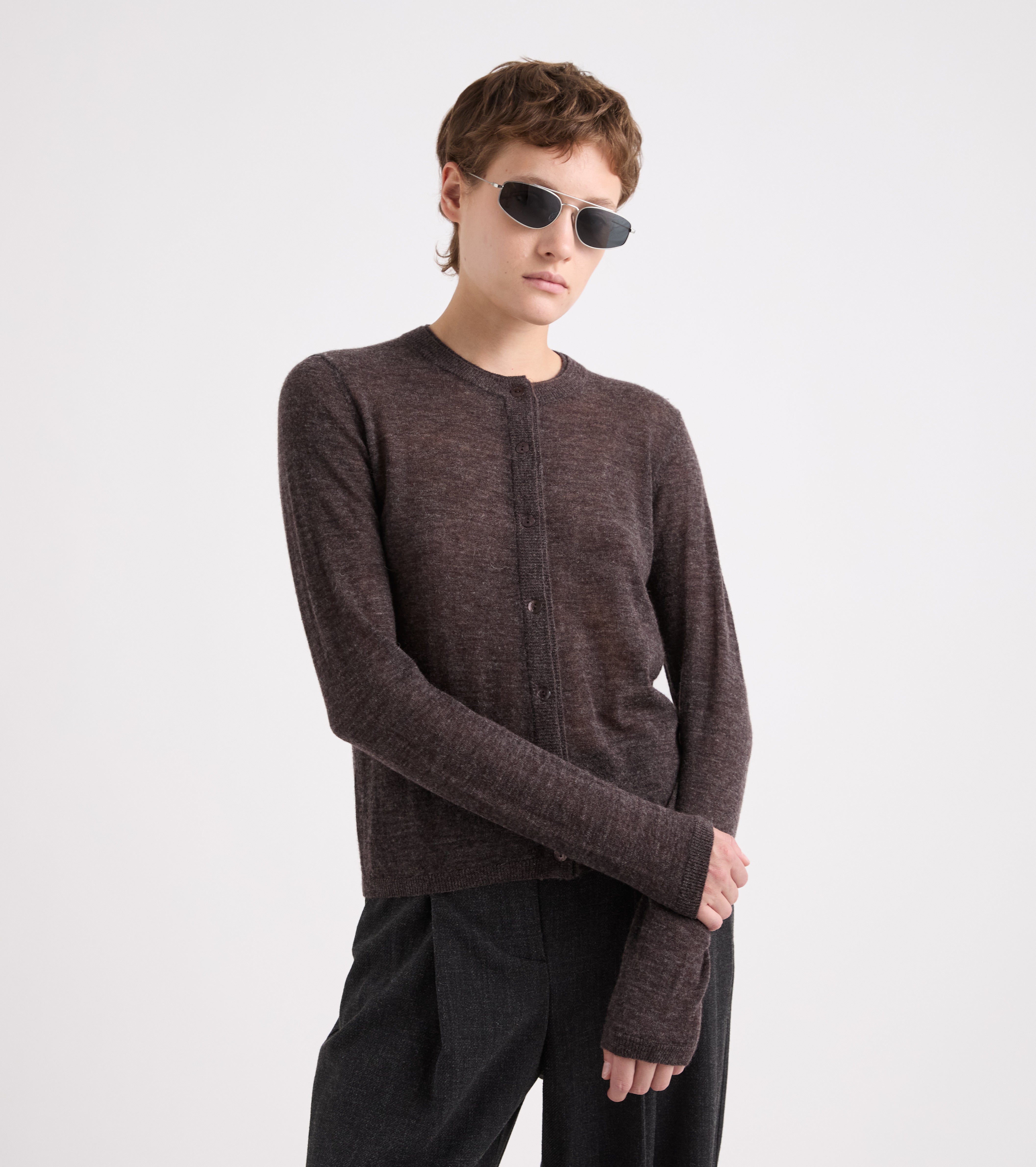 Cárdigan de punto con cuello redondo y botones de color ébano