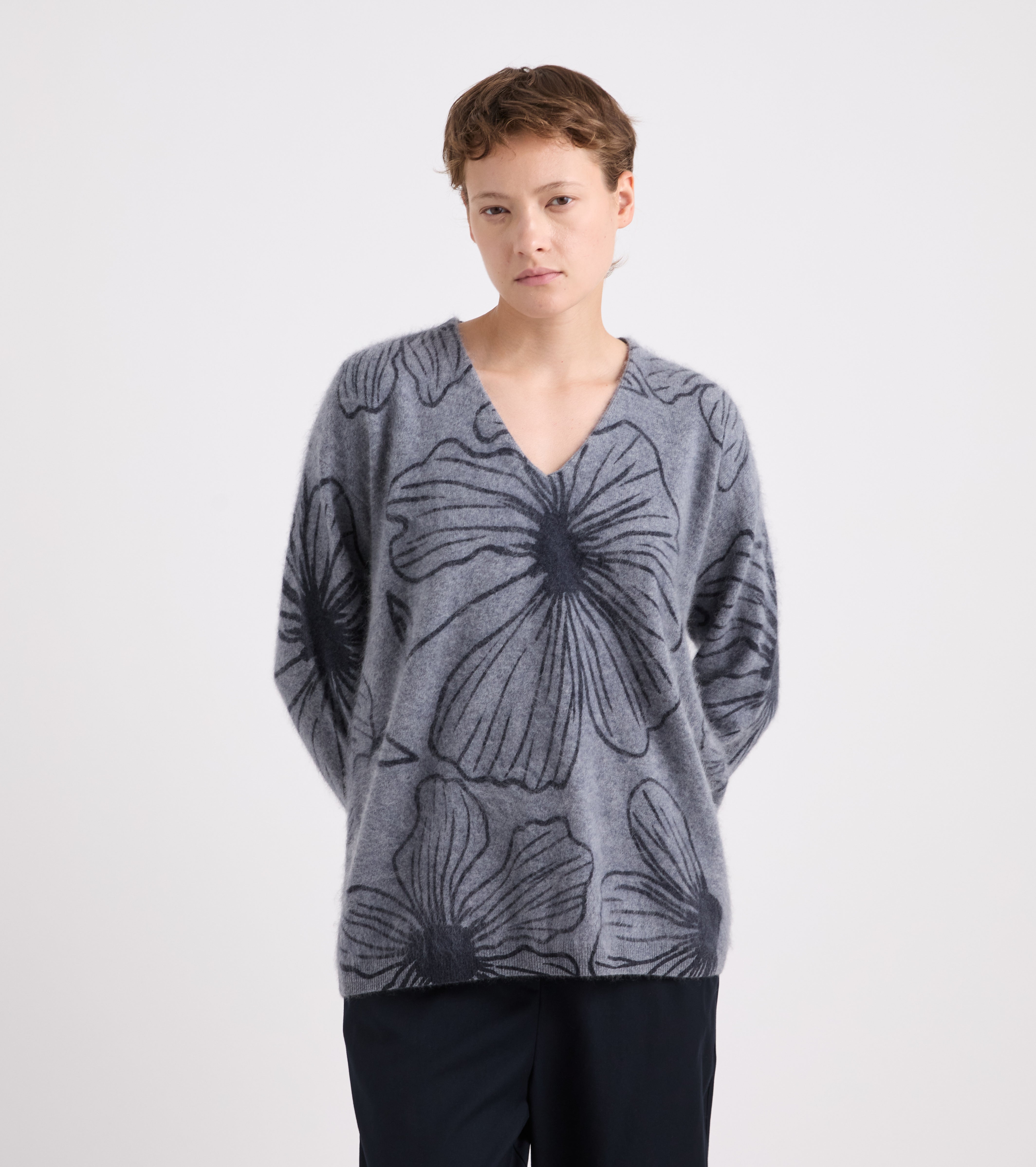 Jersey con cuello en V y estampado gris azulado