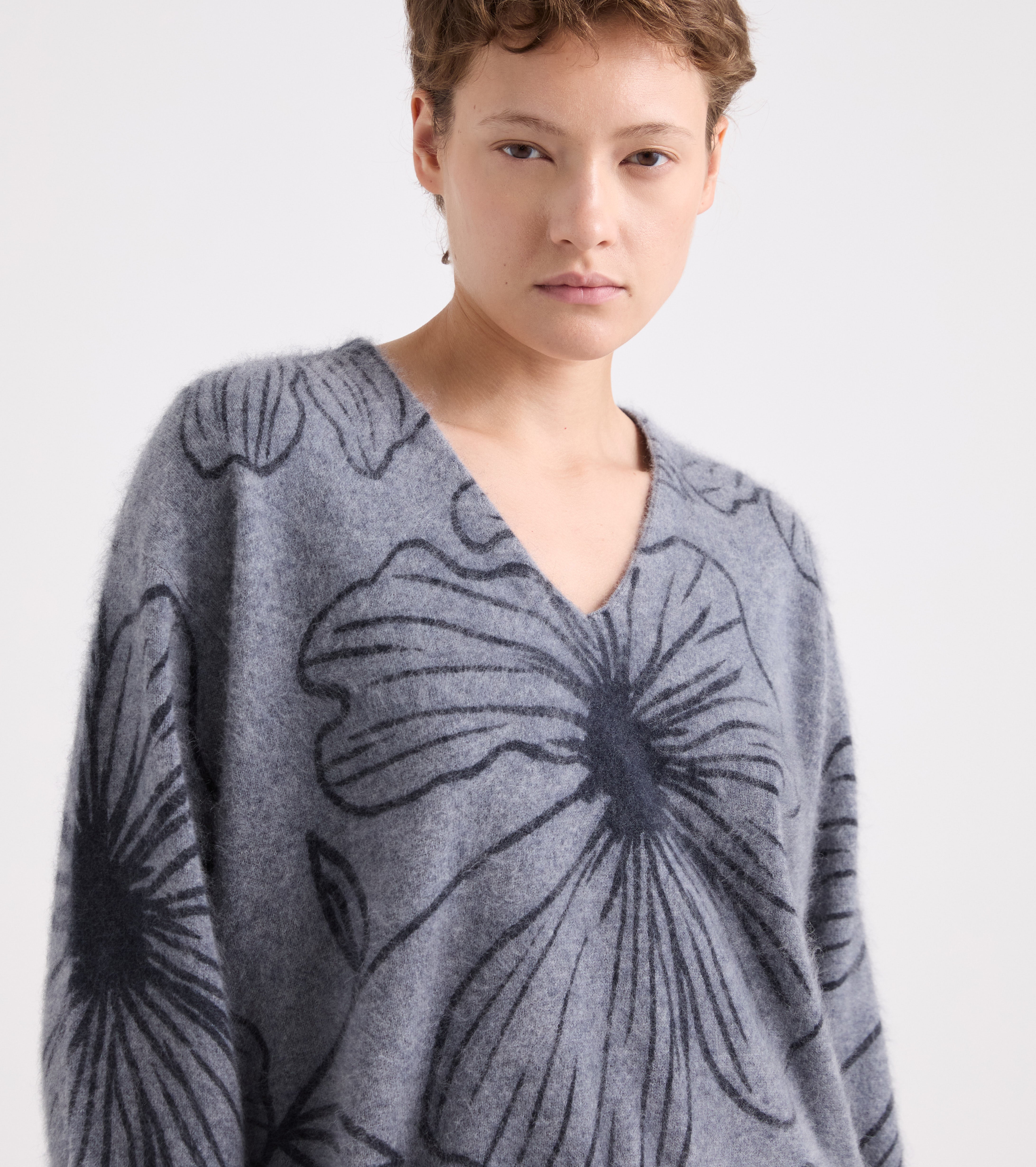 Jersey con cuello en V y estampado gris azulado