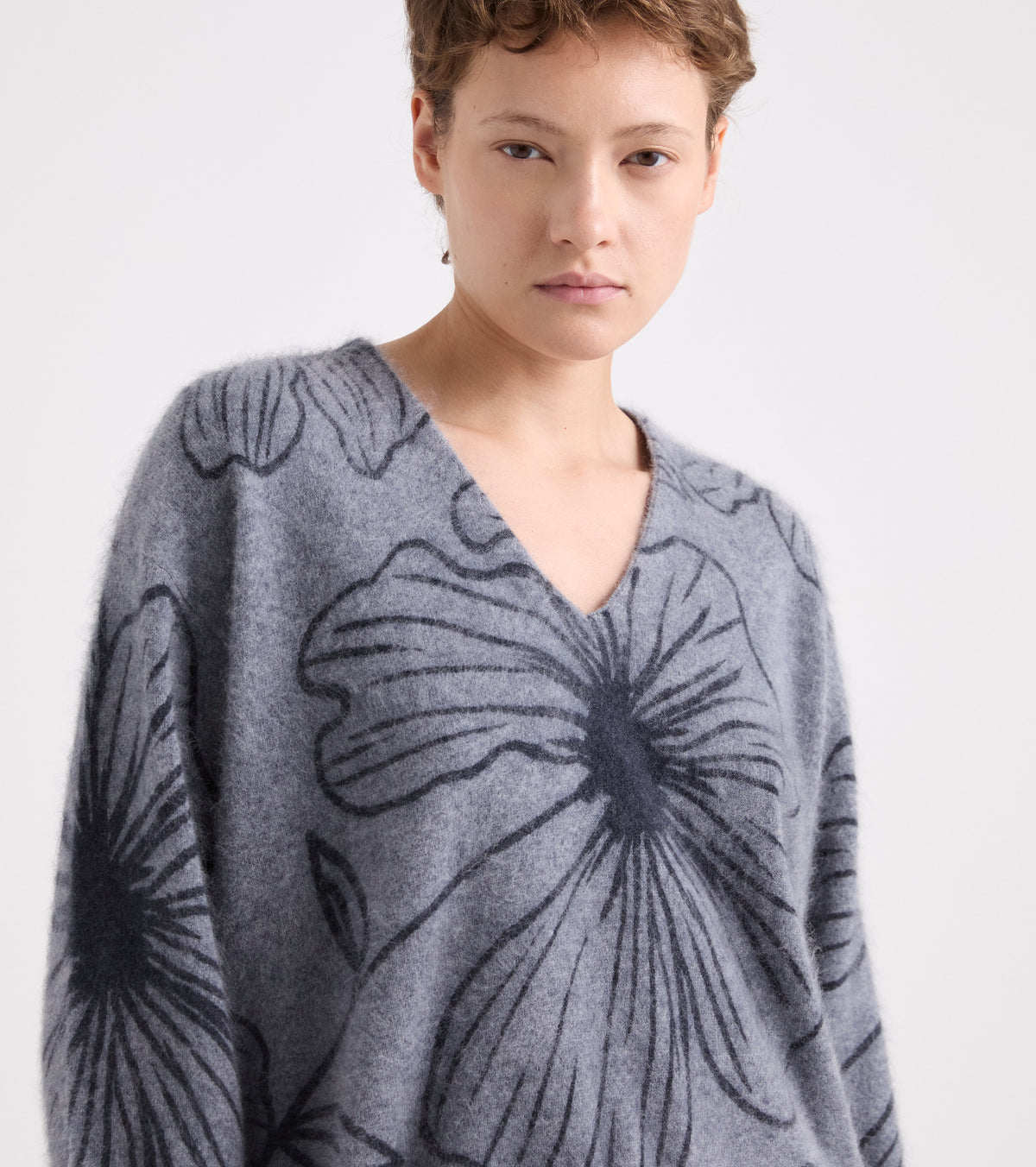 Maglia con scollo a V e stampa grigio blu