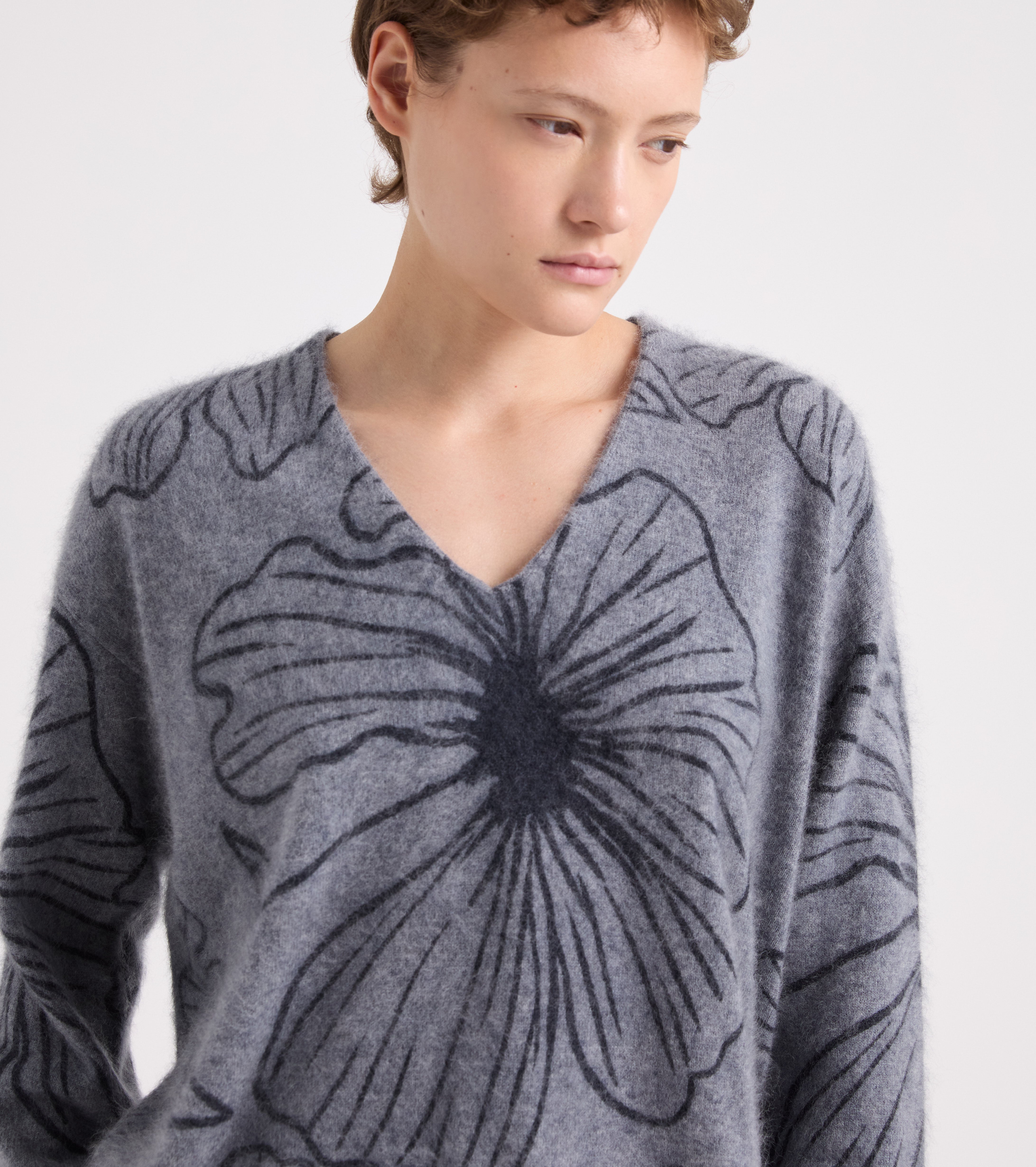 Jersey con cuello en V y estampado gris azulado