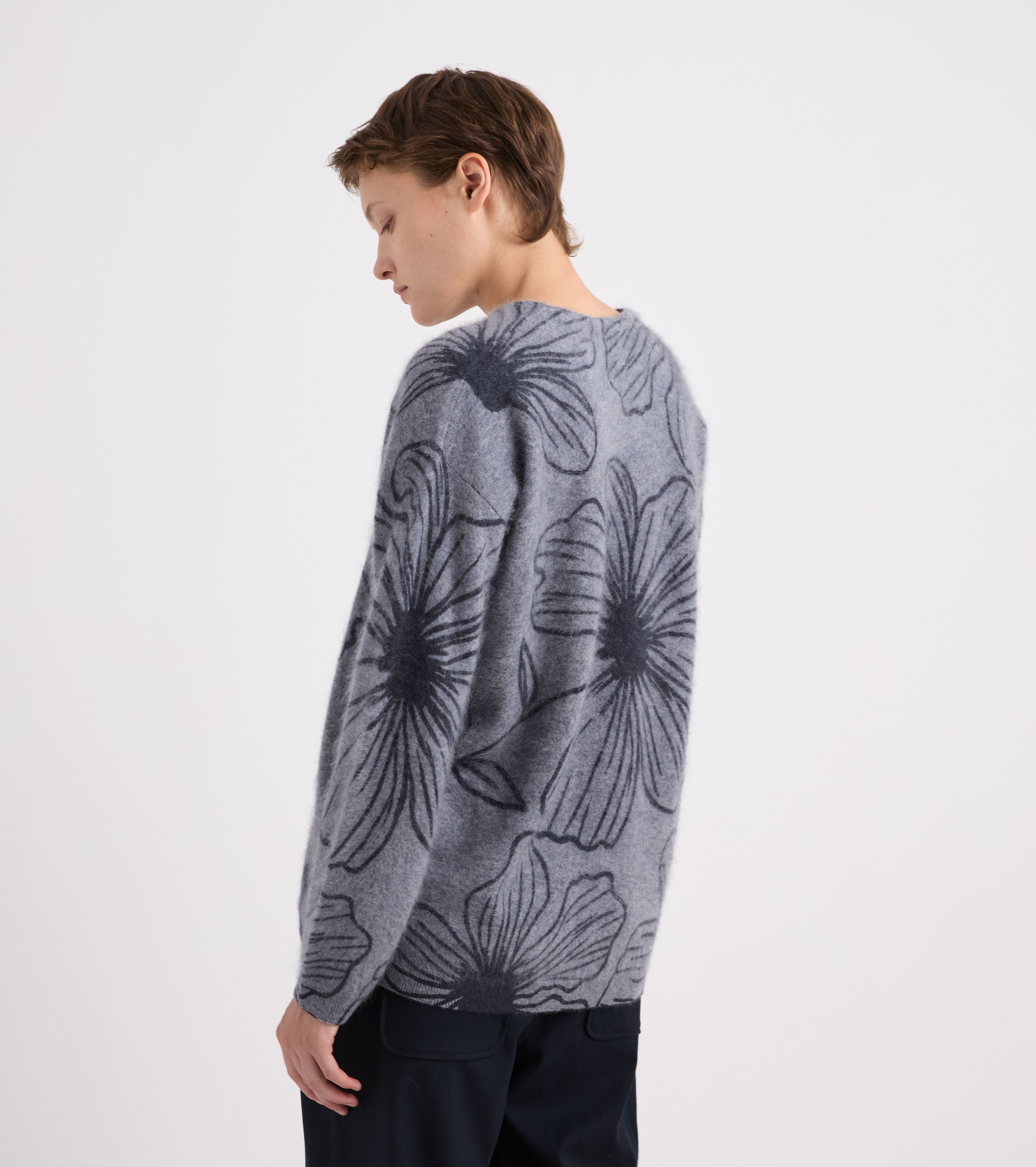 Jersey con cuello en V y estampado gris azulado