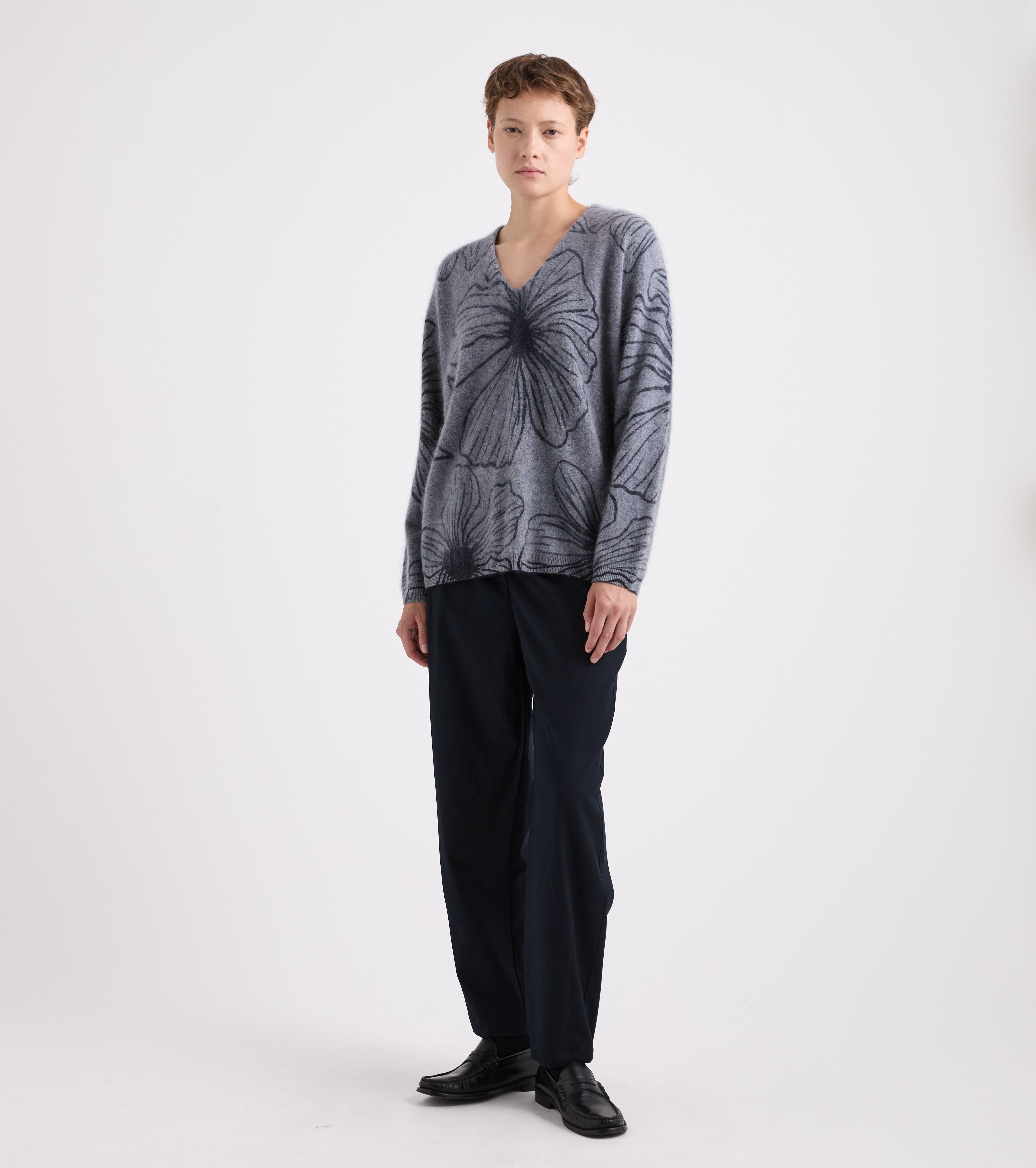 Jersey con cuello en V y estampado gris azulado