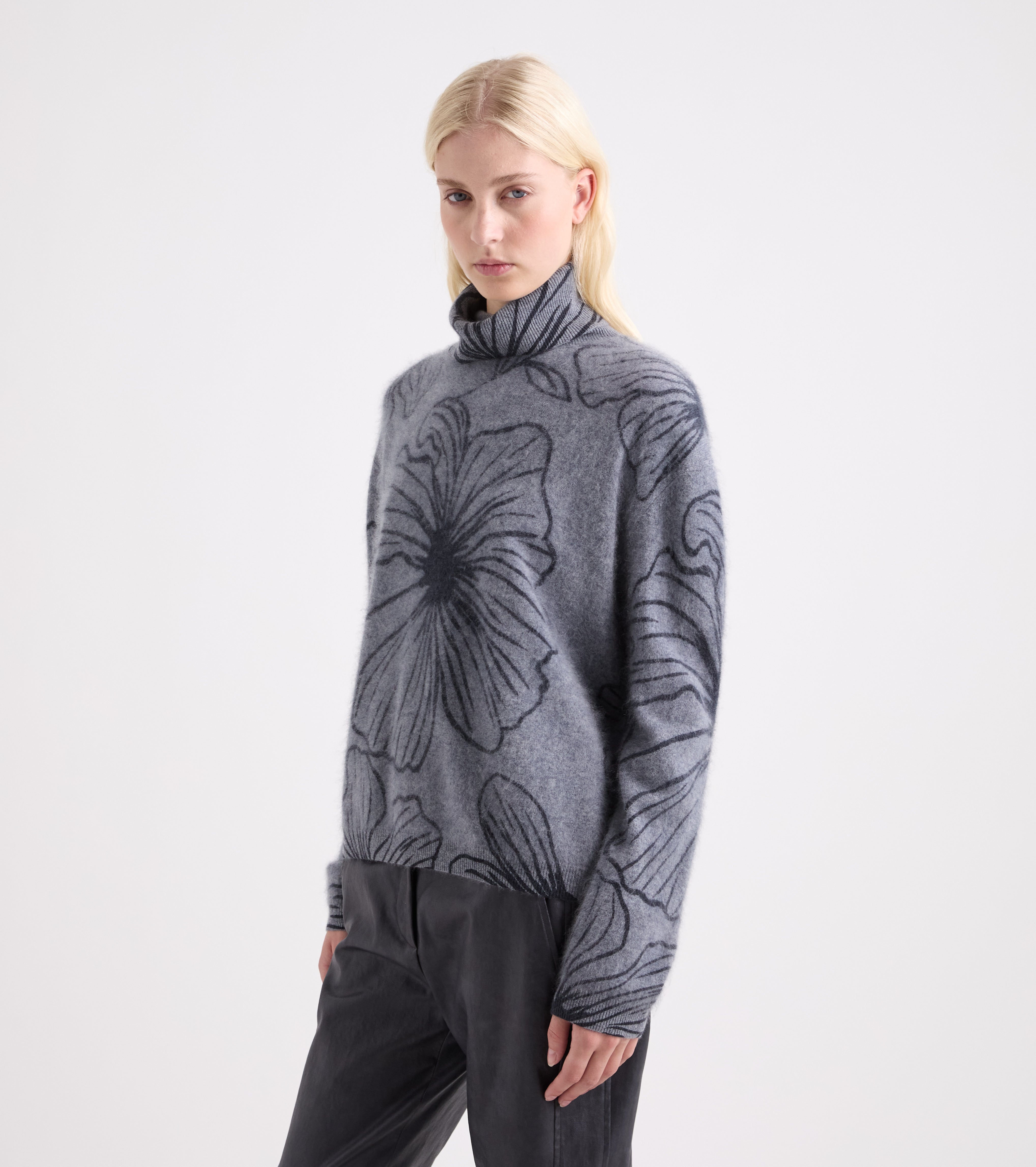 Jersey de cuello alto con estampado floral en gris azulado
