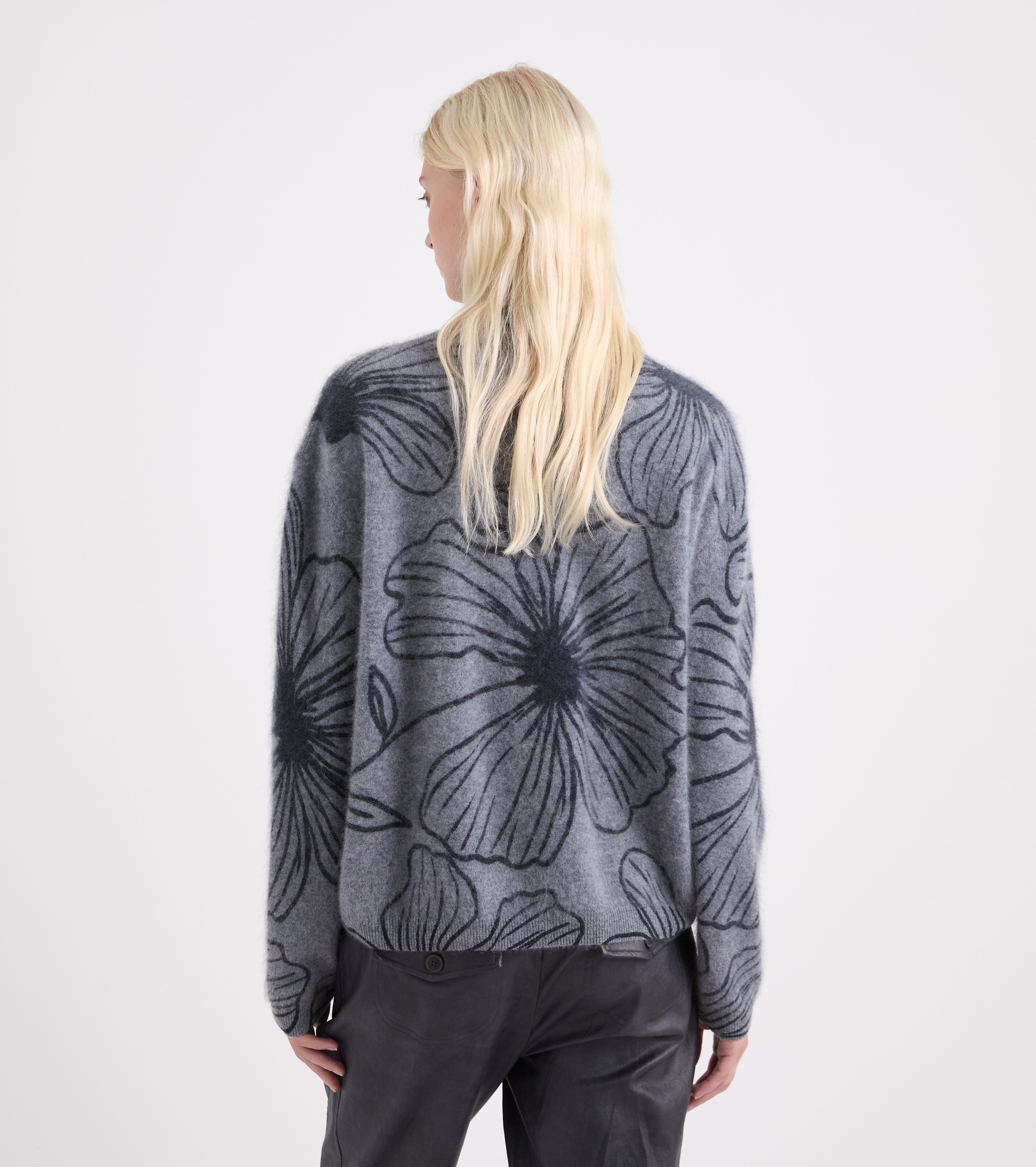 Jersey de cuello alto con estampado floral en gris azulado
