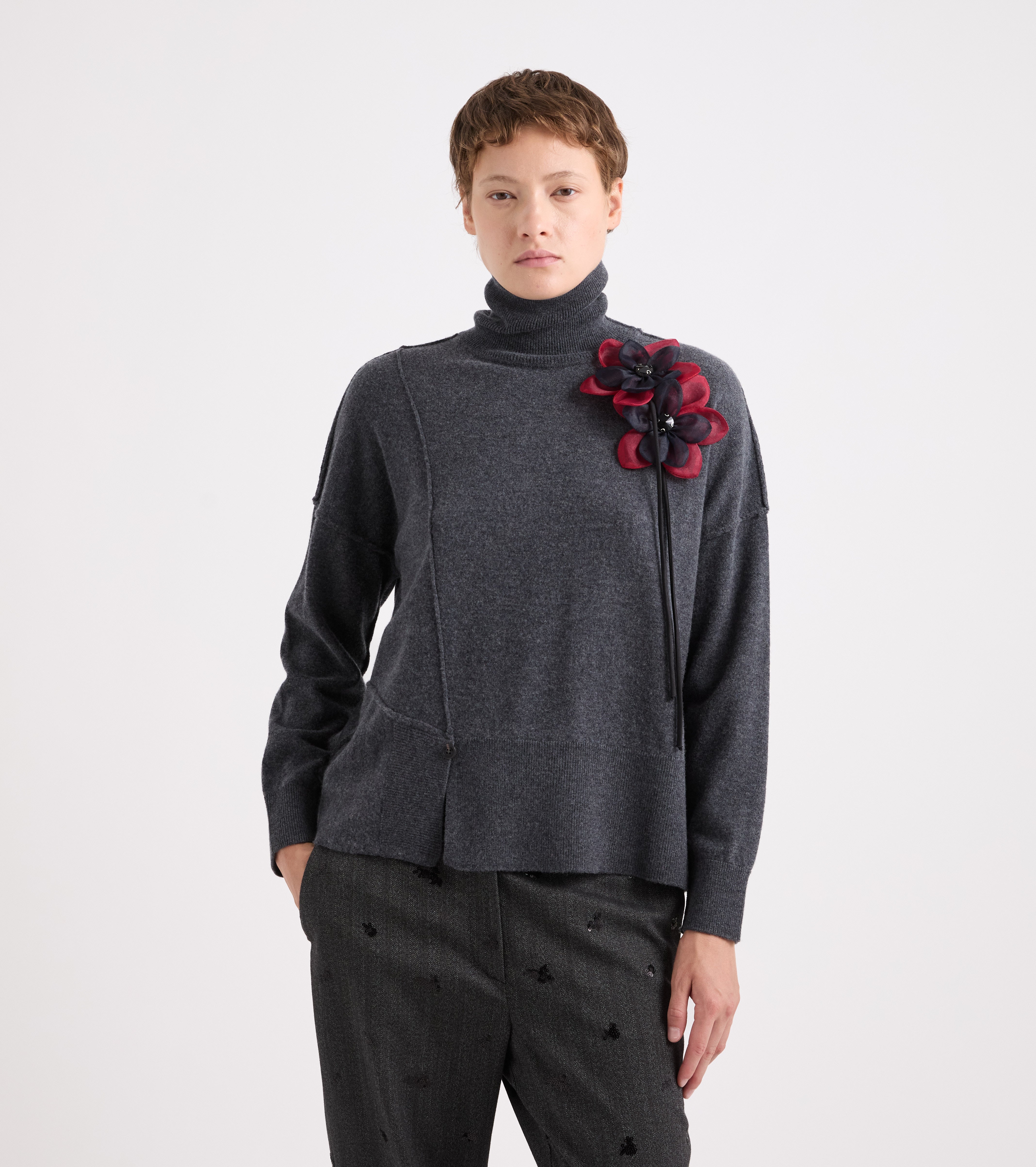 Maglia dolcevita con fiore grigio melange