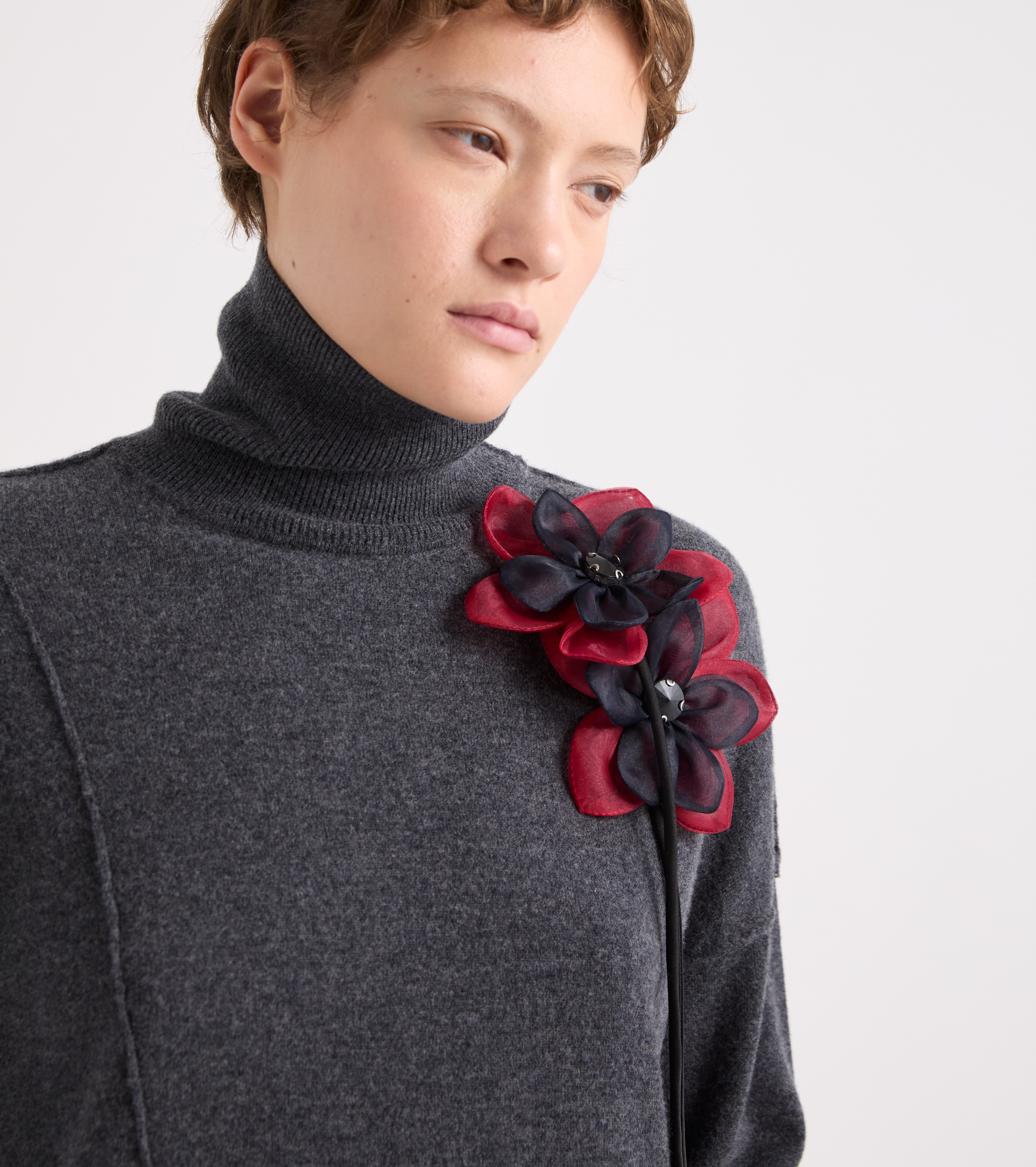Jersey de cuello alto con flor en gris jaspeado