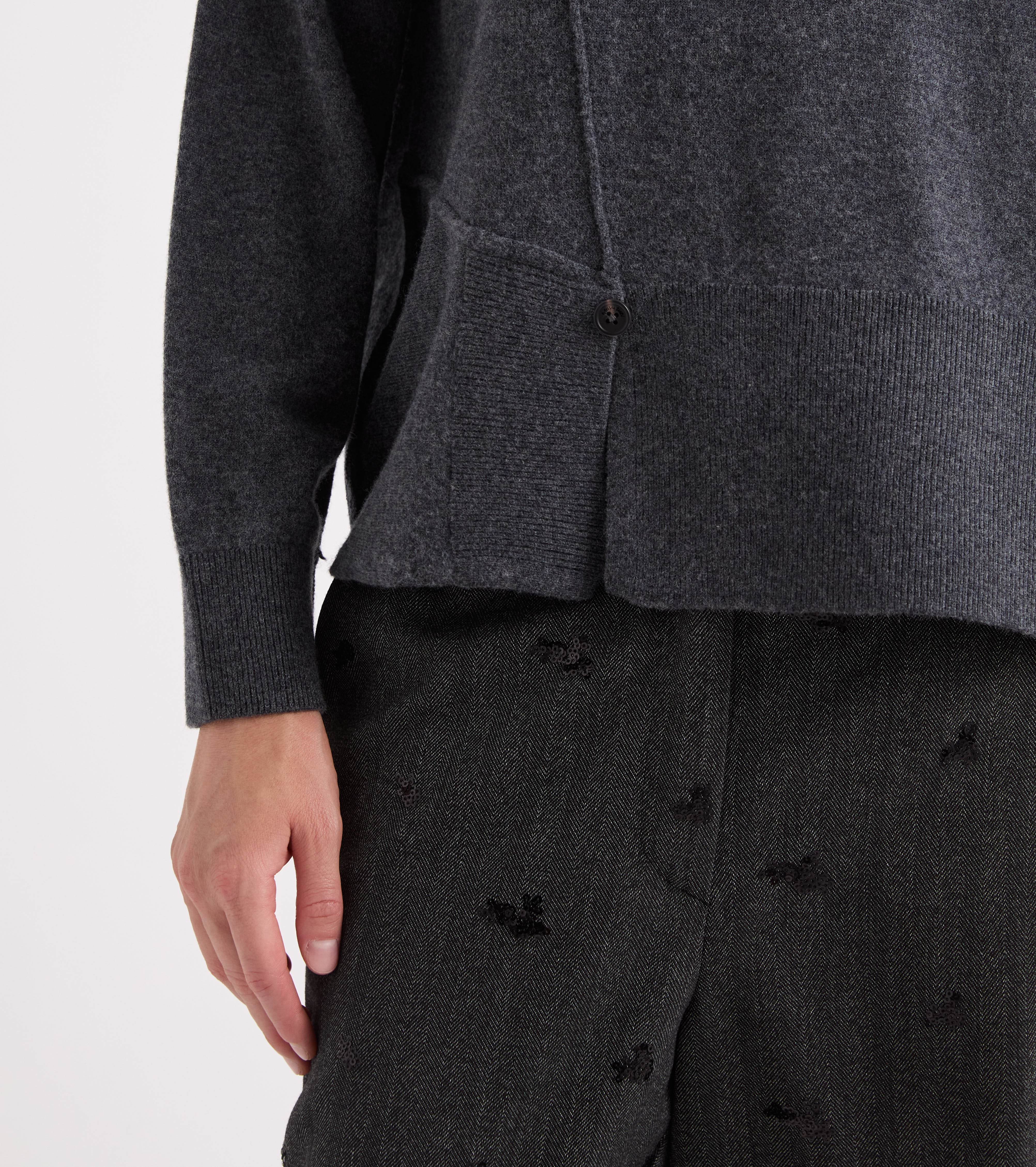 Jersey de cuello alto con flor en gris jaspeado