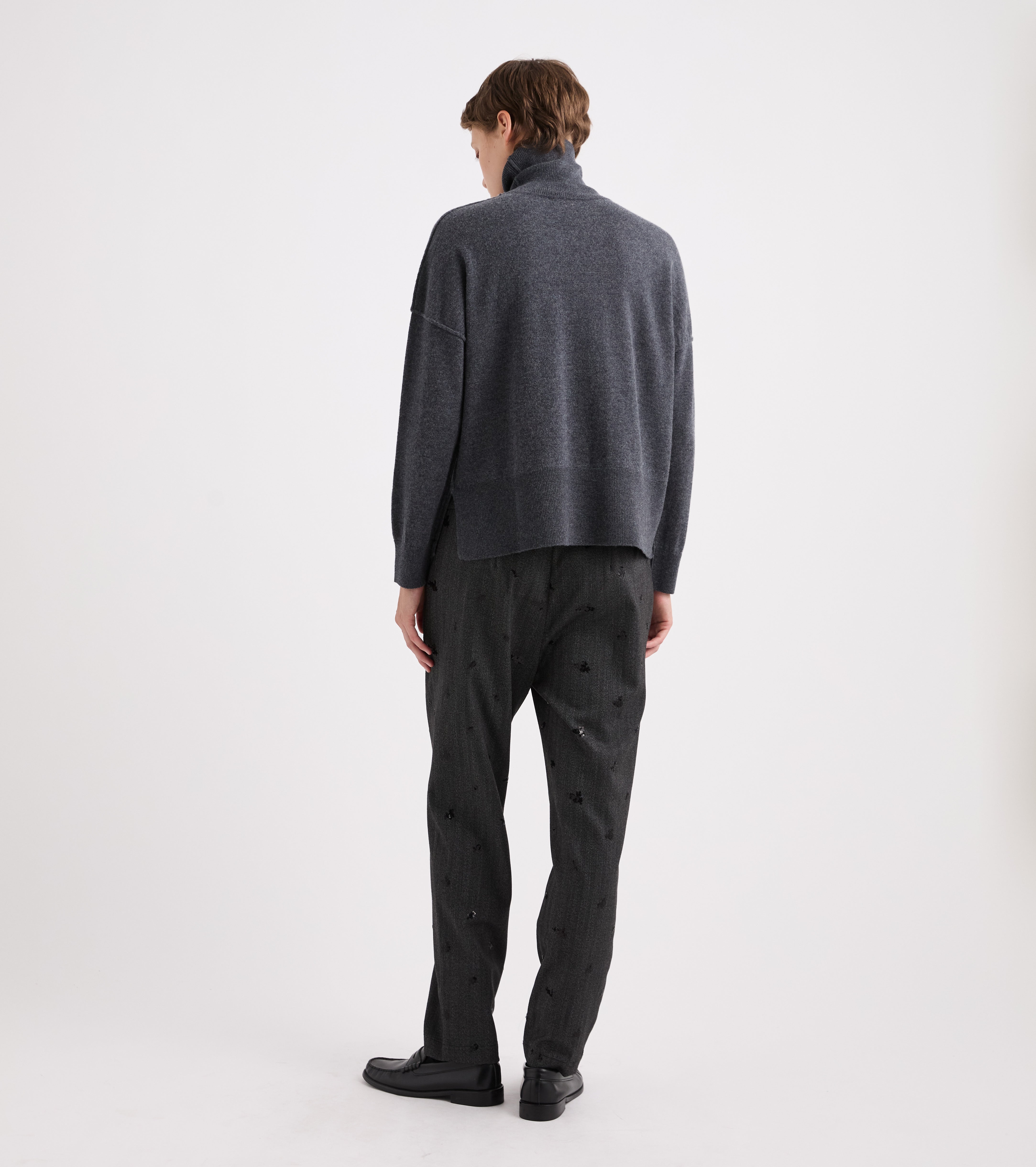 Jersey de cuello alto con flor en gris jaspeado
