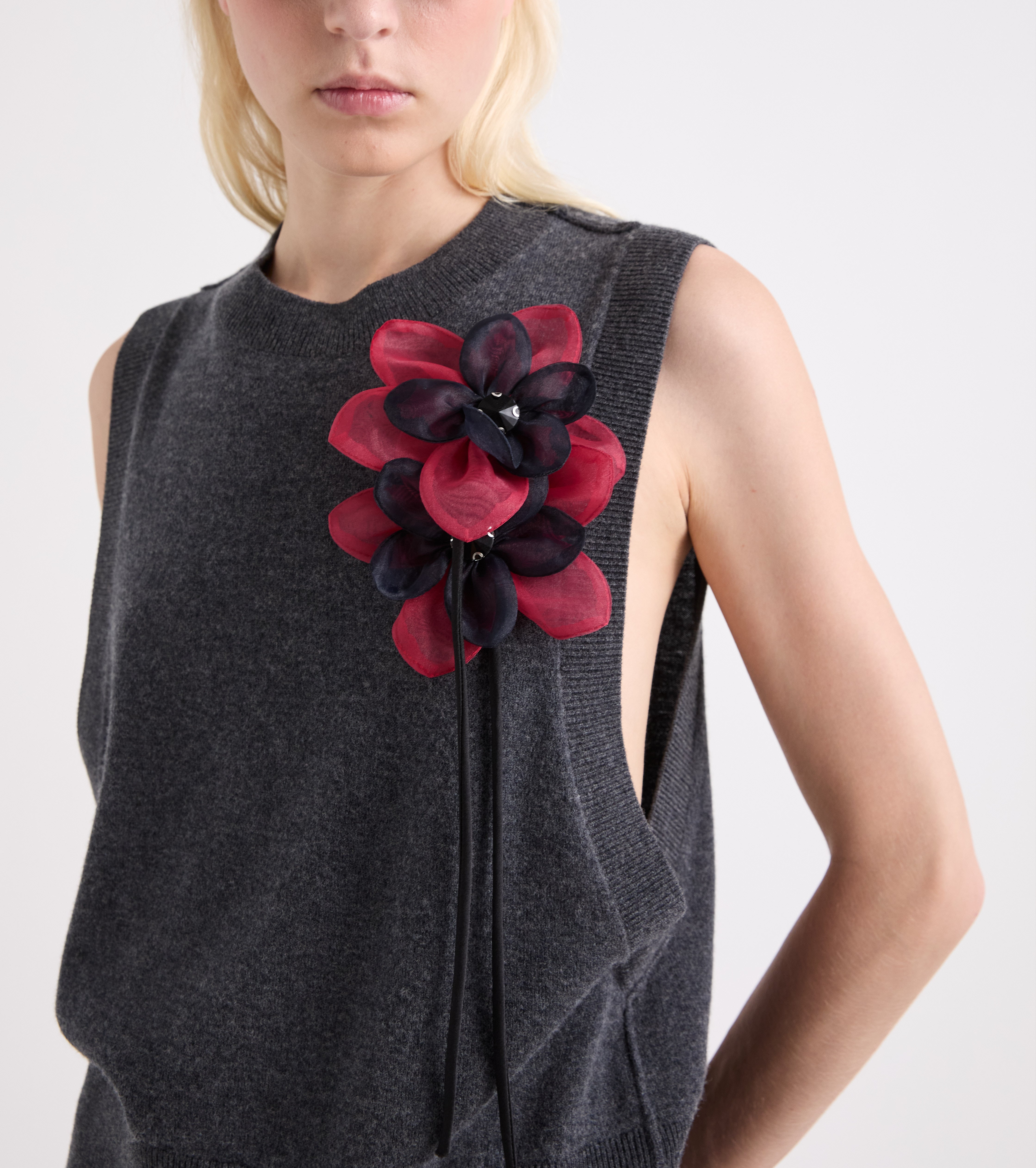 Top de punto con cuello redondo en gris jaspeado