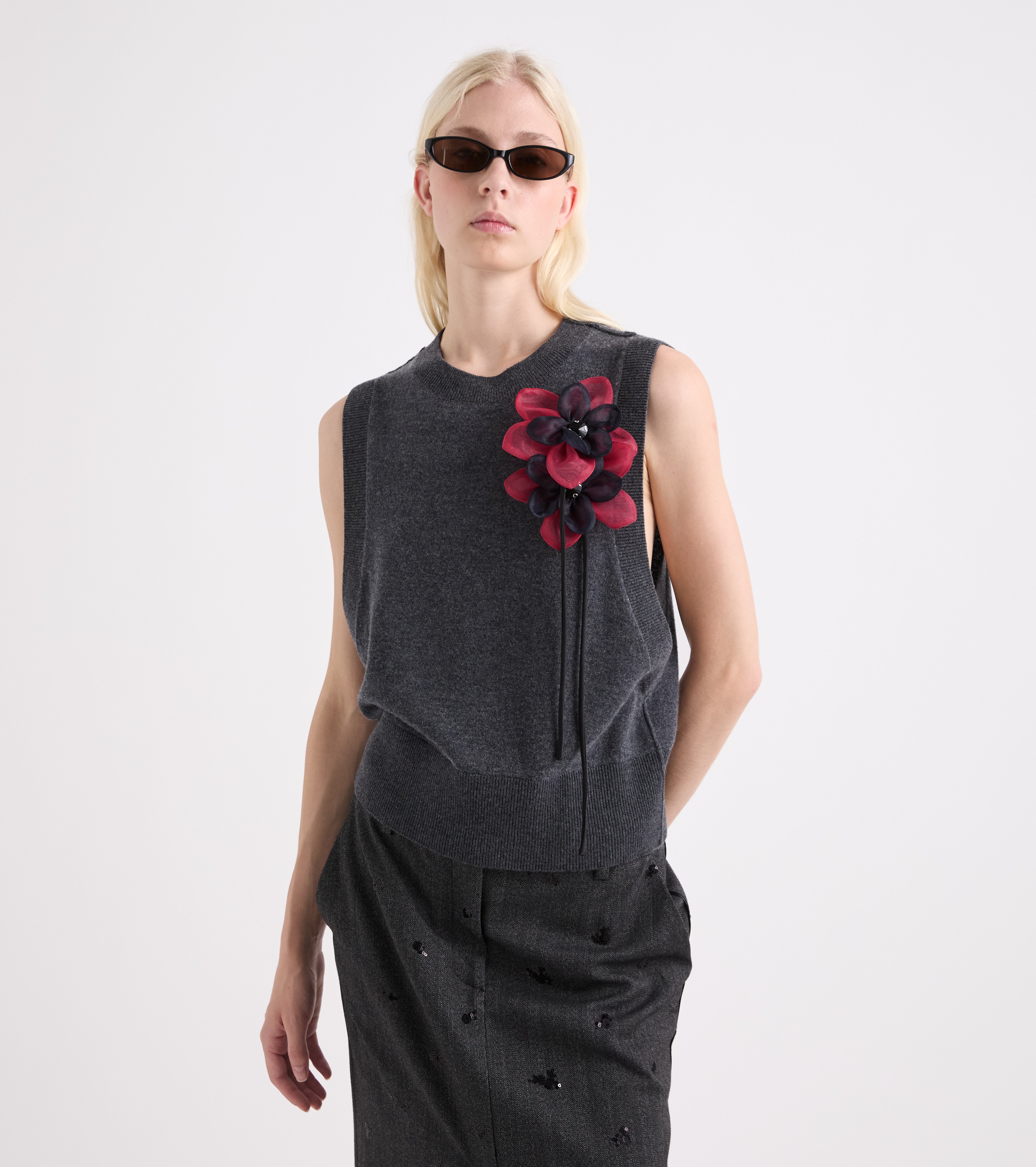 Top de punto con cuello redondo en gris jaspeado