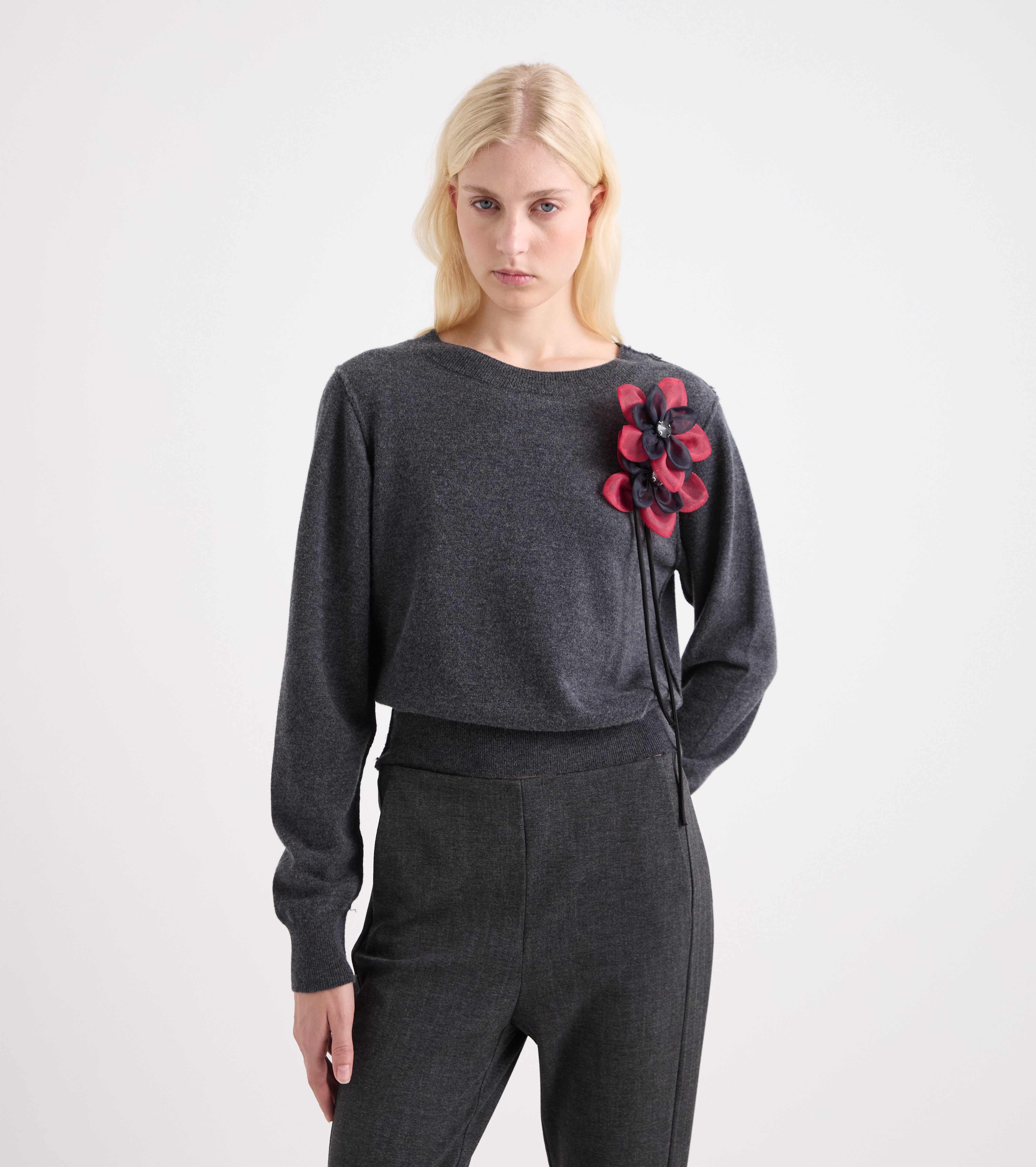 Jersey de cuello redondo con una flor en gris jaspeado