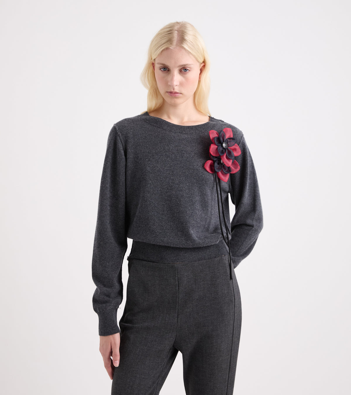 Maglia girocollo con fiore grigio melange