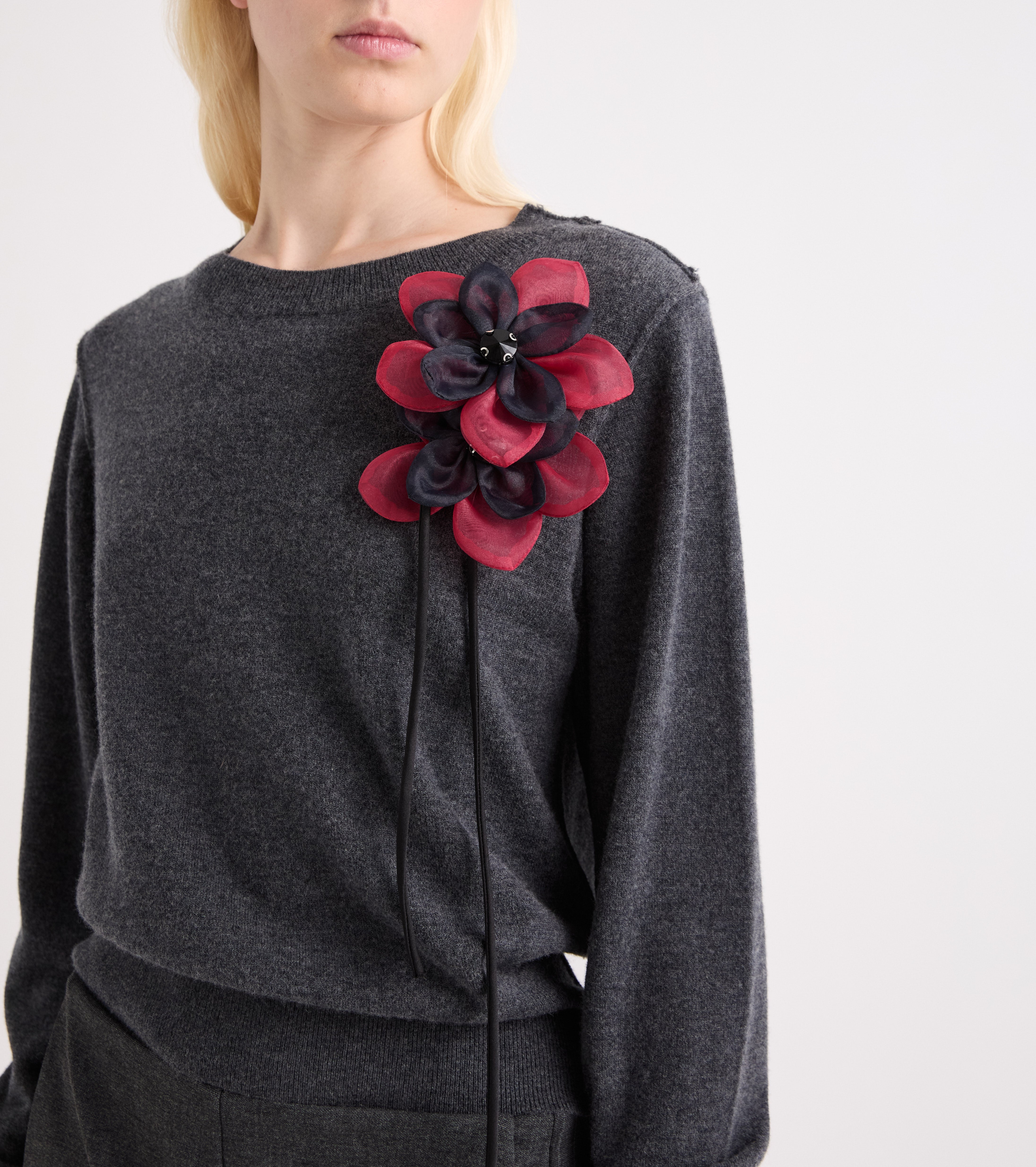 Jersey de cuello redondo con una flor en gris jaspeado