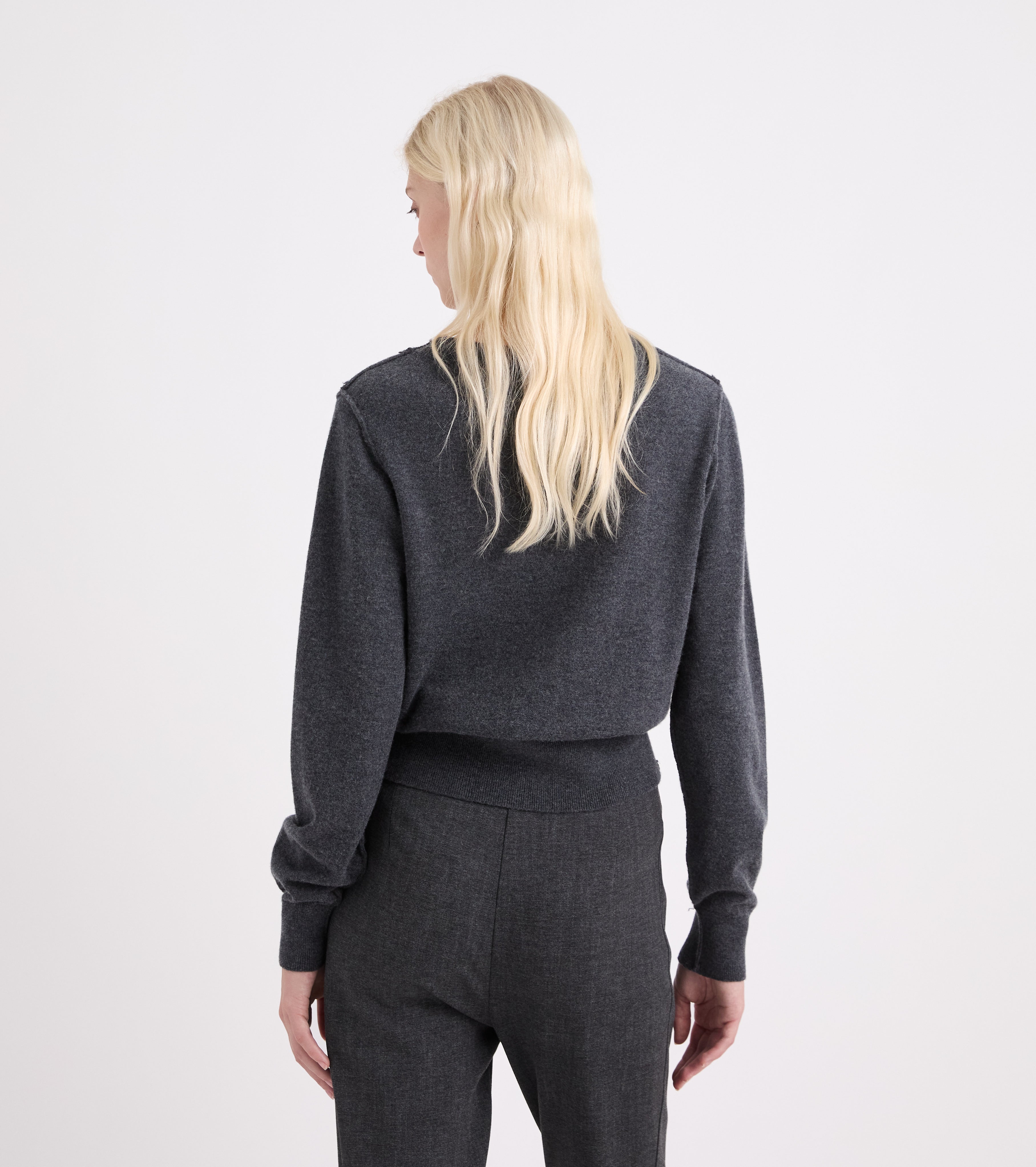 Jersey de cuello redondo con una flor en gris jaspeado