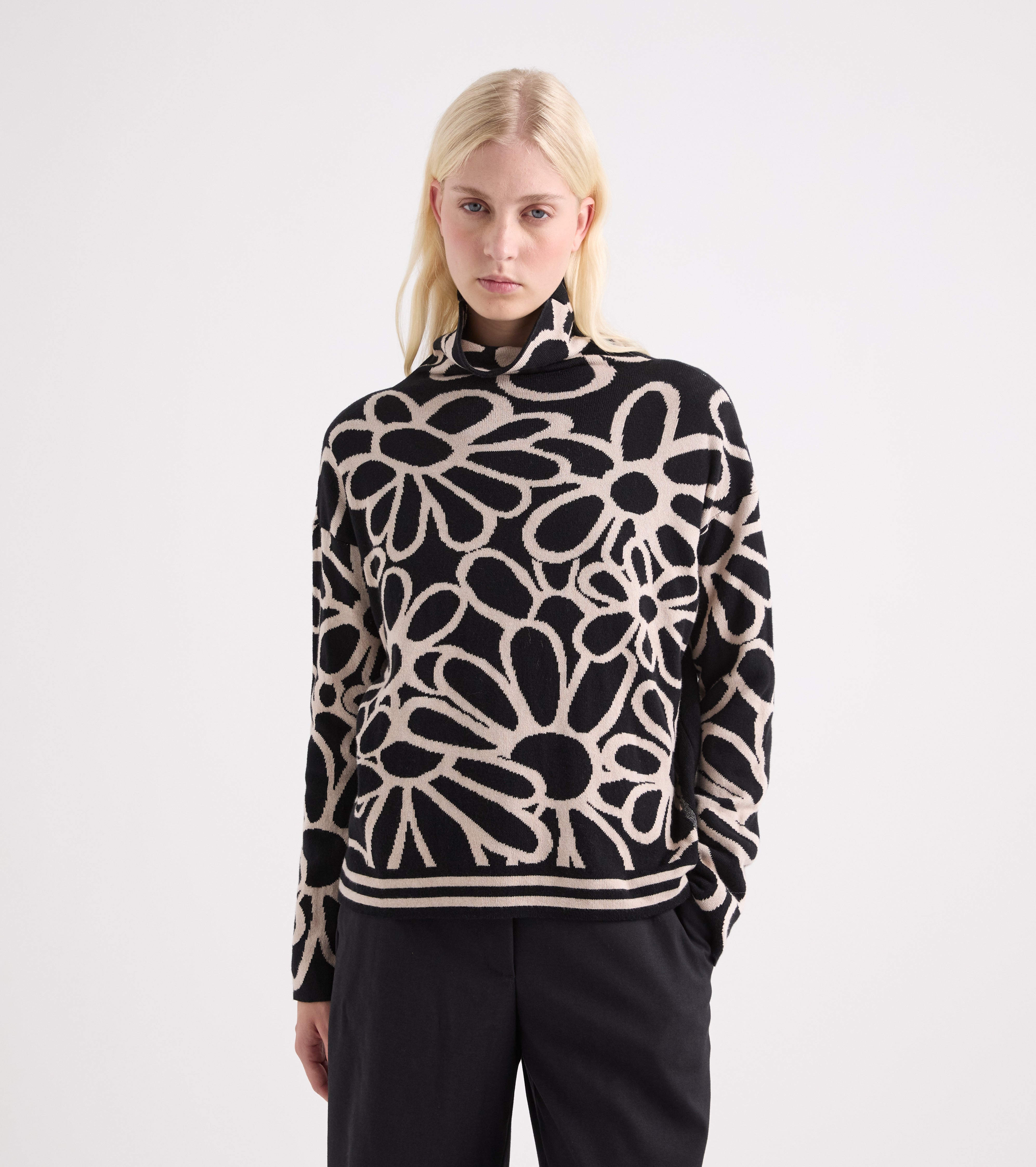 Jersey floral con cuello alto negro y beige